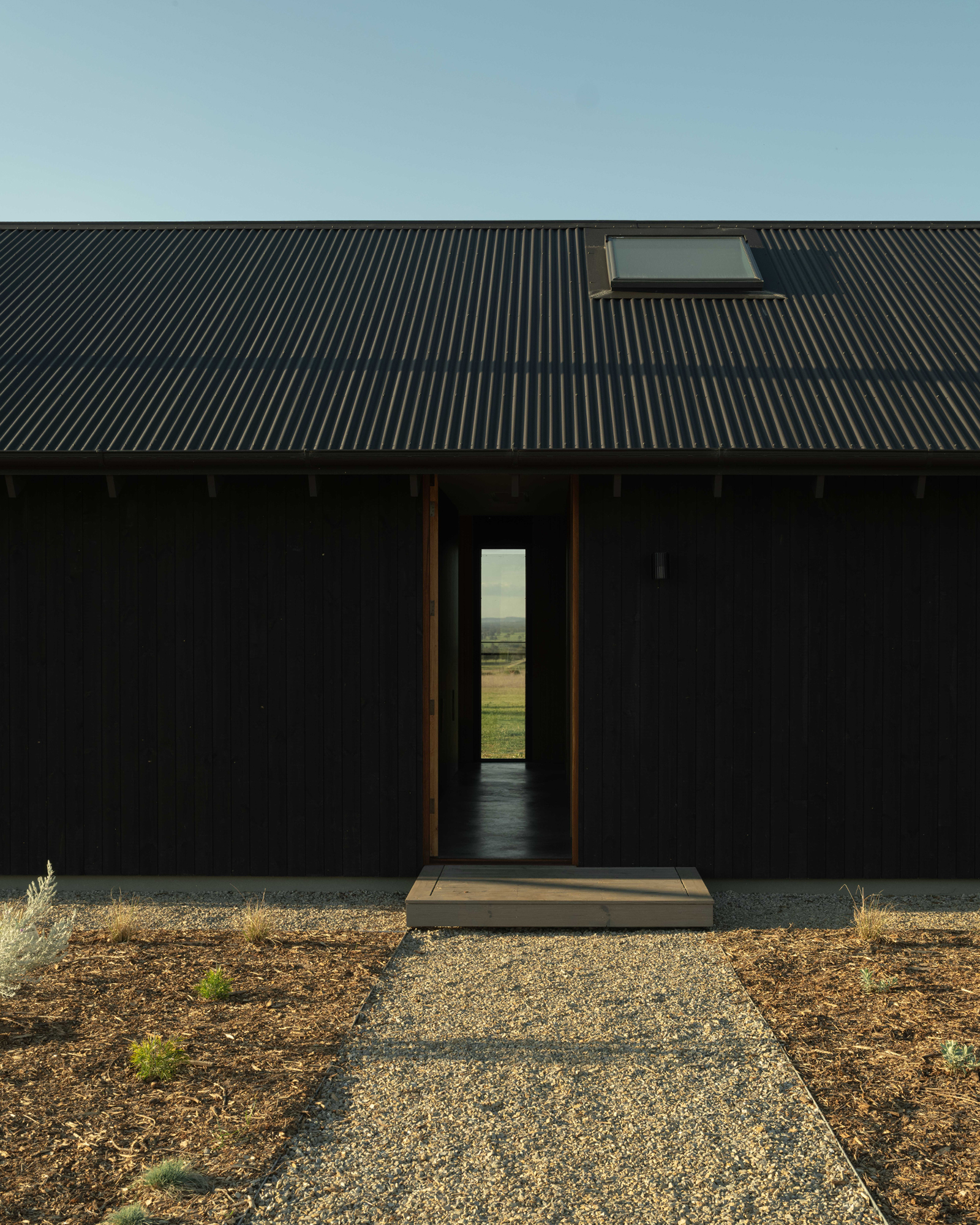 ember-mudgee_country-house_new-south-wales-australia_exterior-front-facade-design.jpg