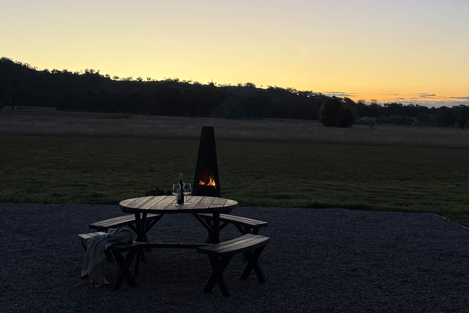 ember-mudgee_country-house_new-south-wales-australia_exterior-night.jpg