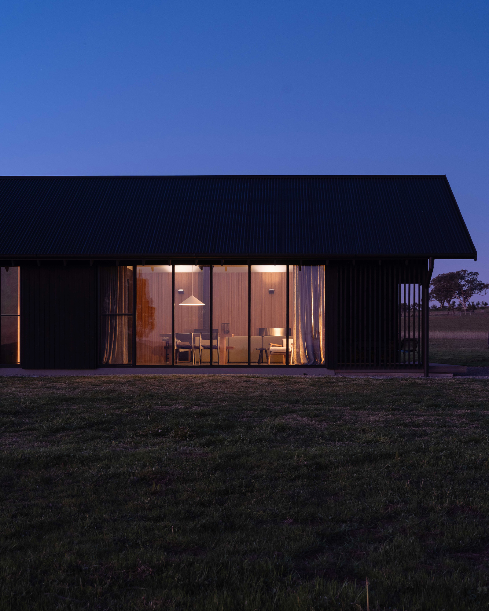 ember-mudgee_country-house_new-south-wales-australia_exterior-side-facade.jpg