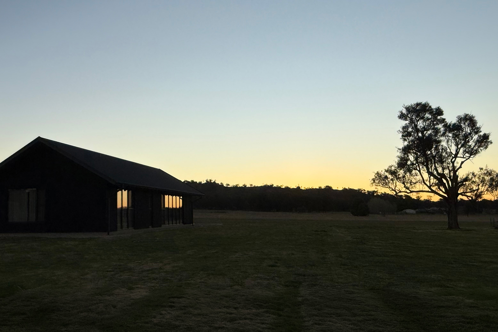 ember-mudgee_country-house_new-south-wales-australia_exterior-sunset.jpg