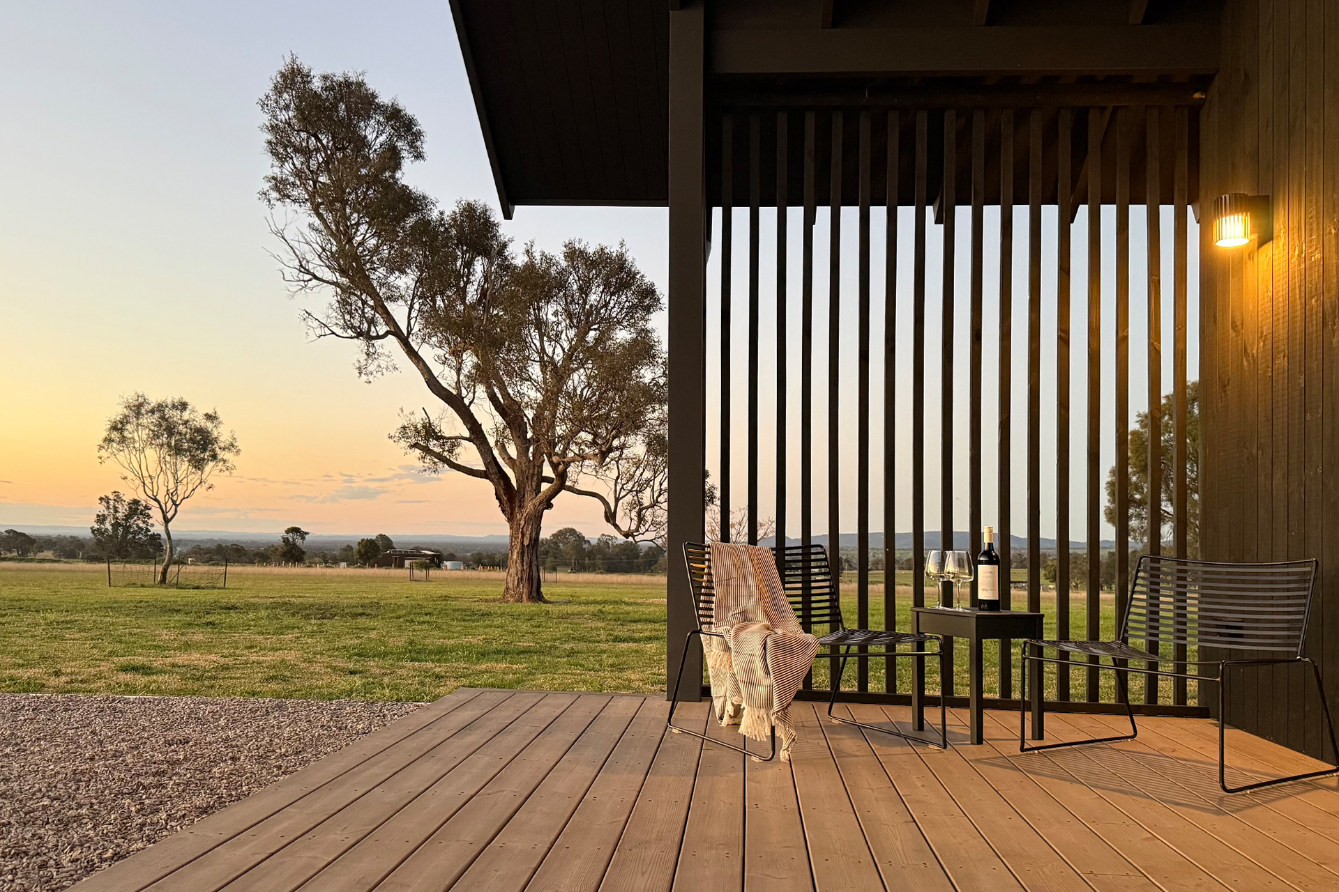 ember-mudgee_country-house_new-south-wales-australia_exterior-terrace.jpg