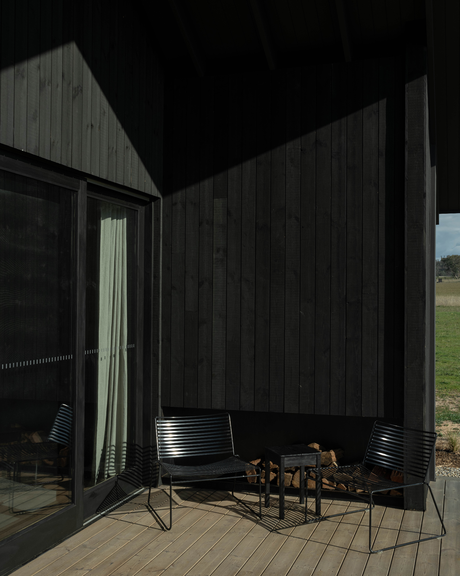 ember-mudgee_country-house_new-south-wales-australia_exterior-terrace-chairs.jpg