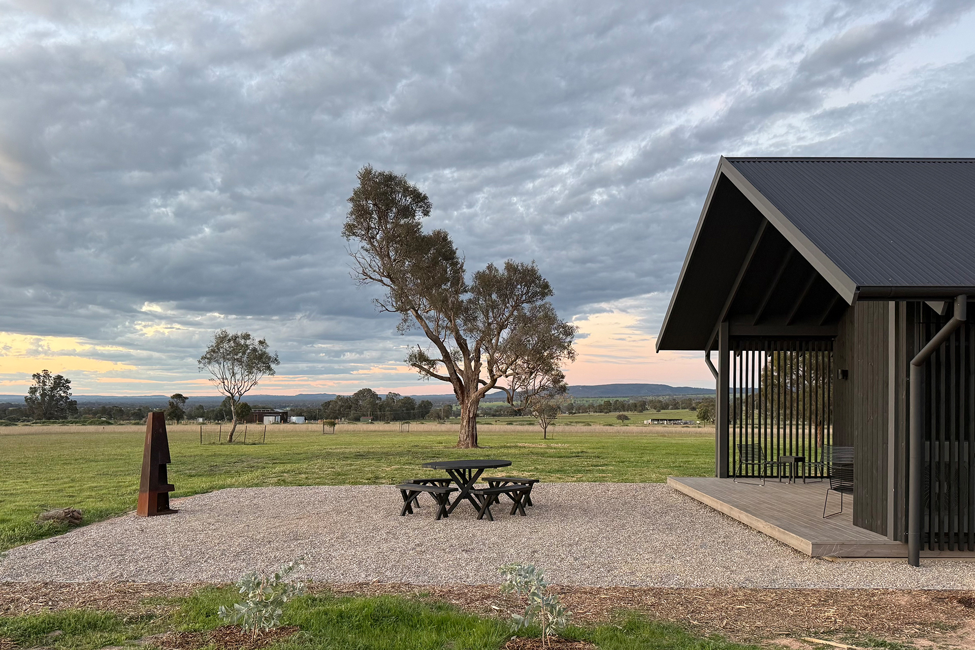 ember-mudgee_country-house_new-south-wales-australia_exterior-view.jpg