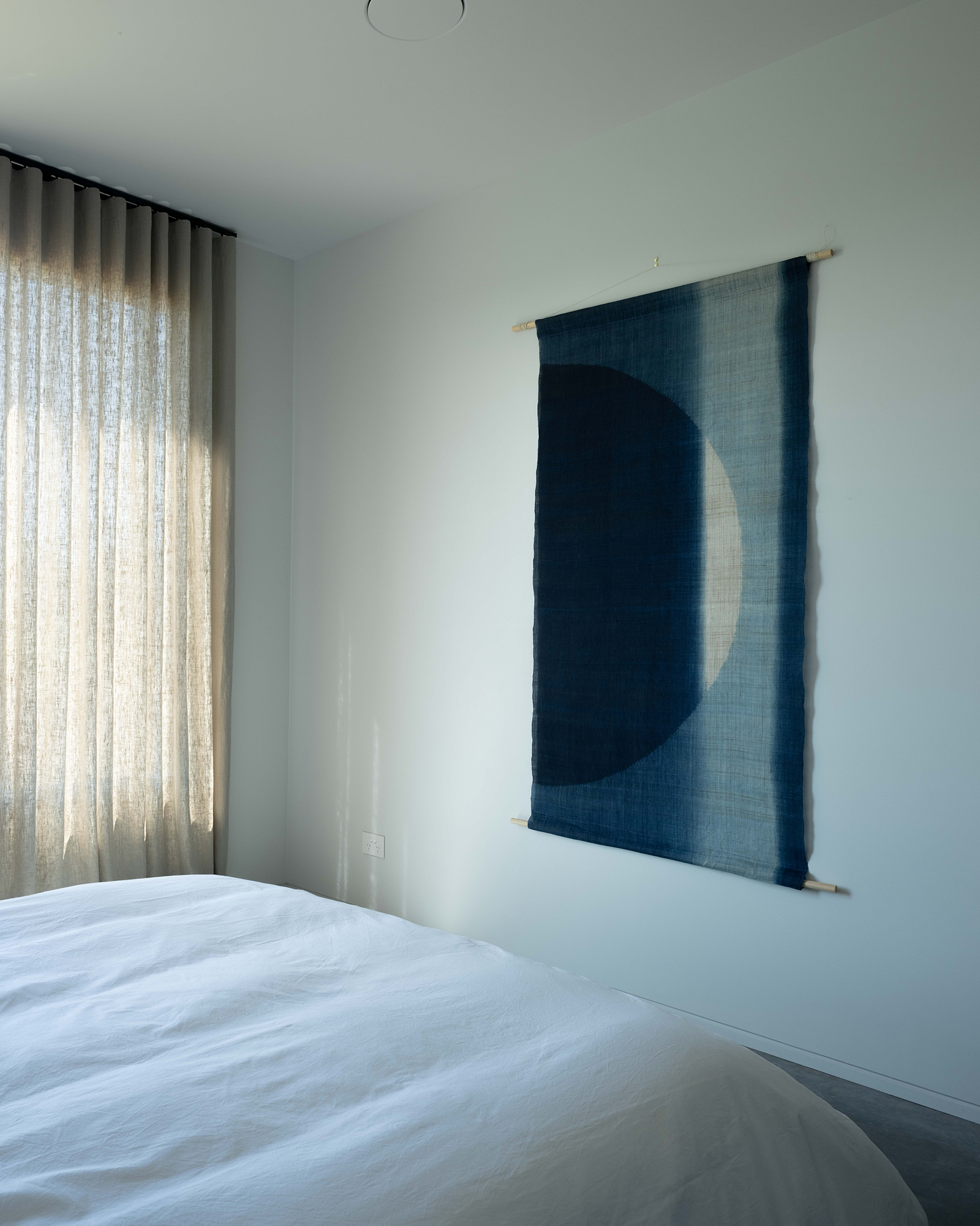 ember-mudgee_country-house_new-south-wales-australia_interior-bed.jpg