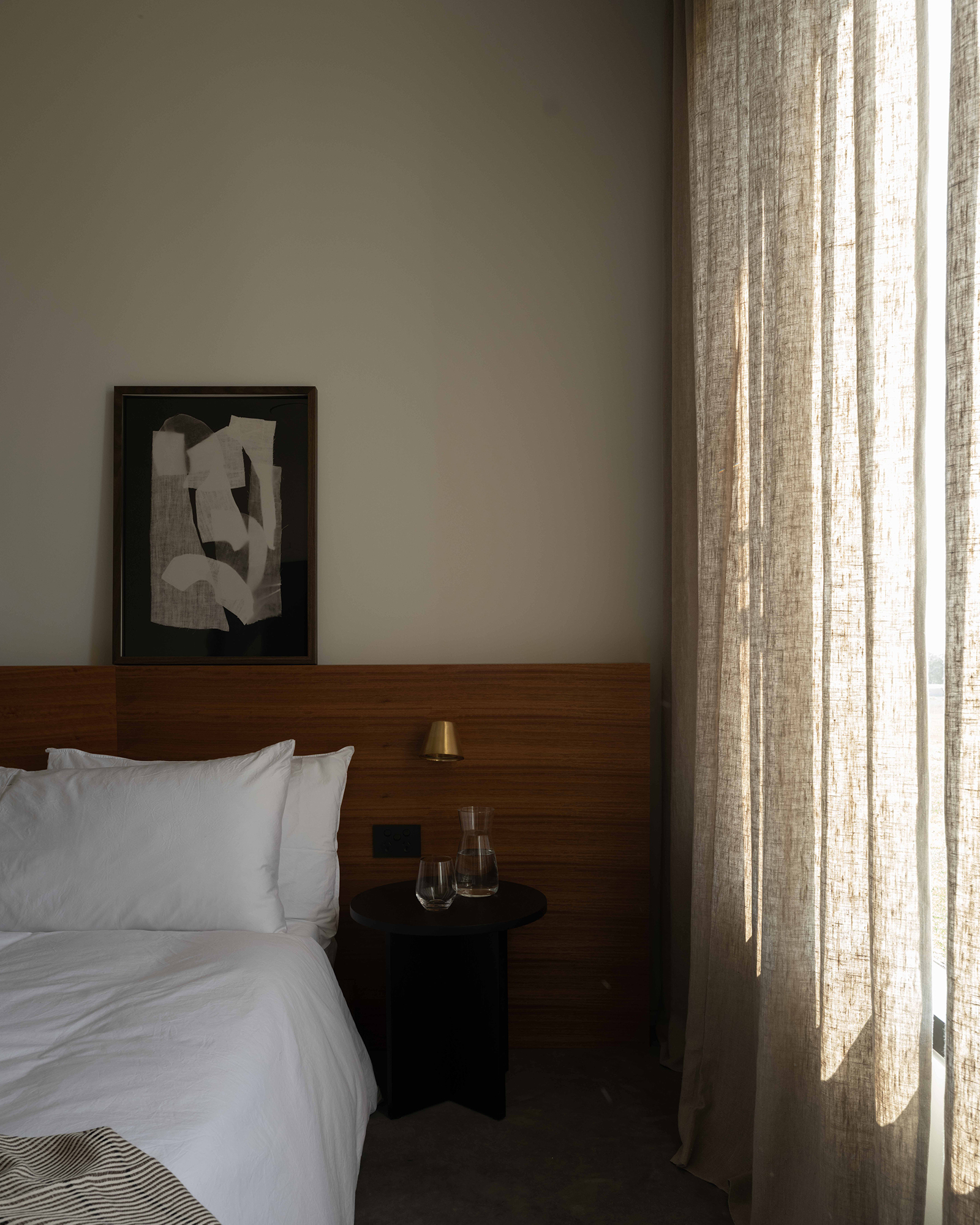 ember-mudgee_country-house_new-south-wales-australia_interior-bed-detail.jpg