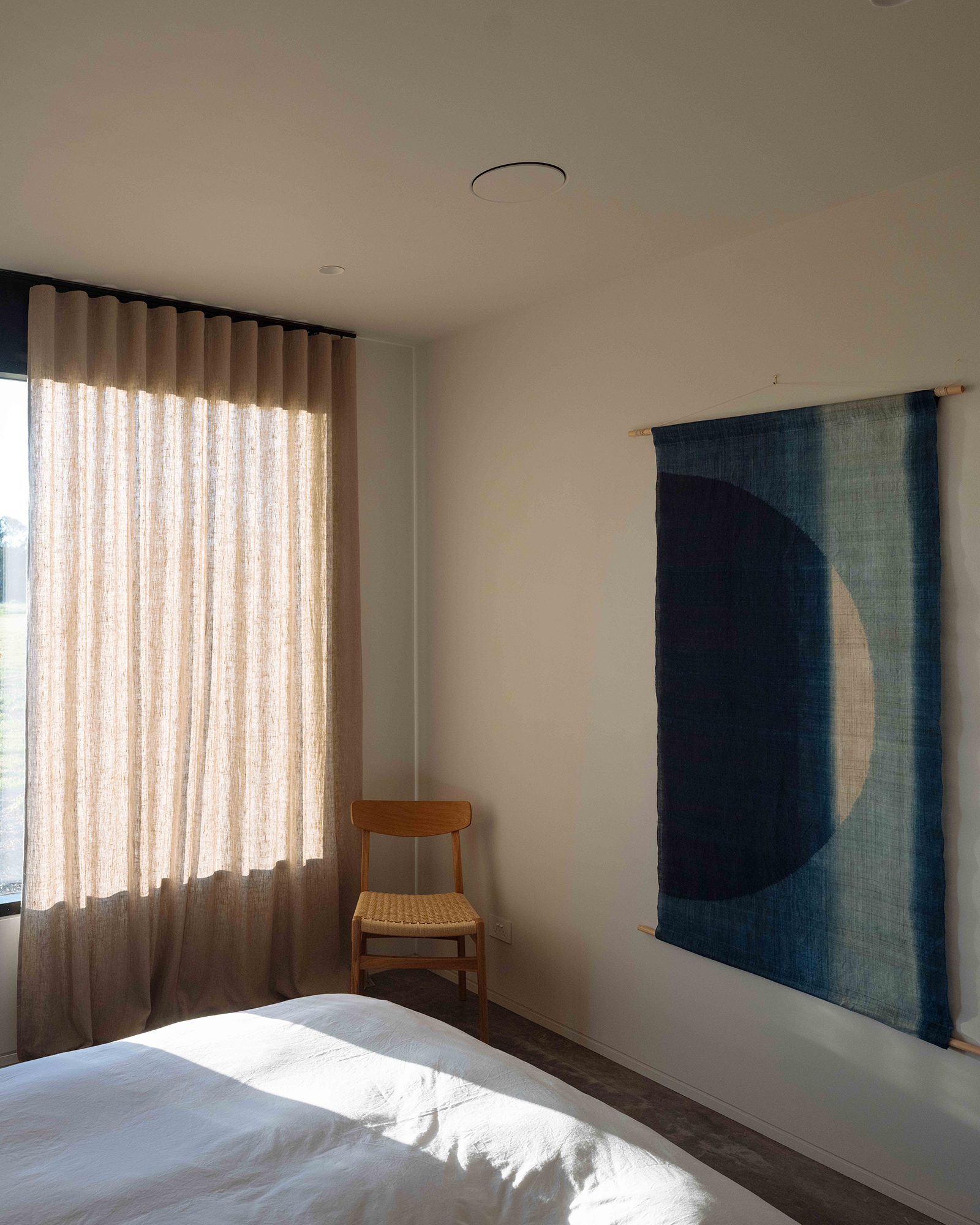 ember-mudgee_country-house_new-south-wales-australia_interior-bed-window.jpg