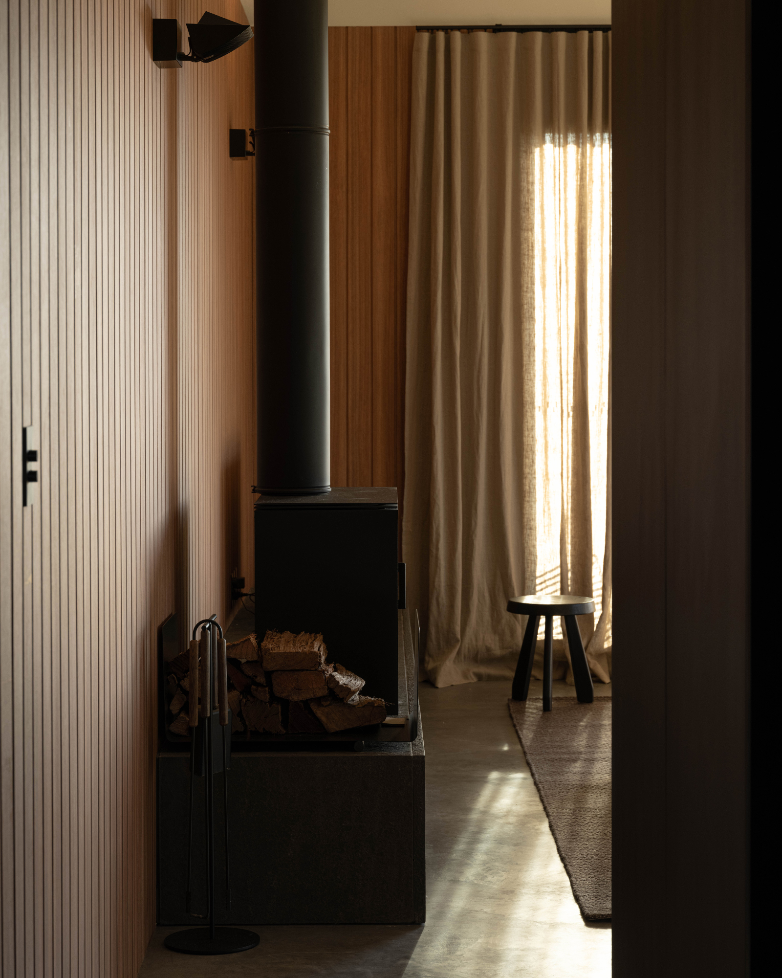 ember-mudgee_country-house_new-south-wales-australia_interior-chimney.jpg