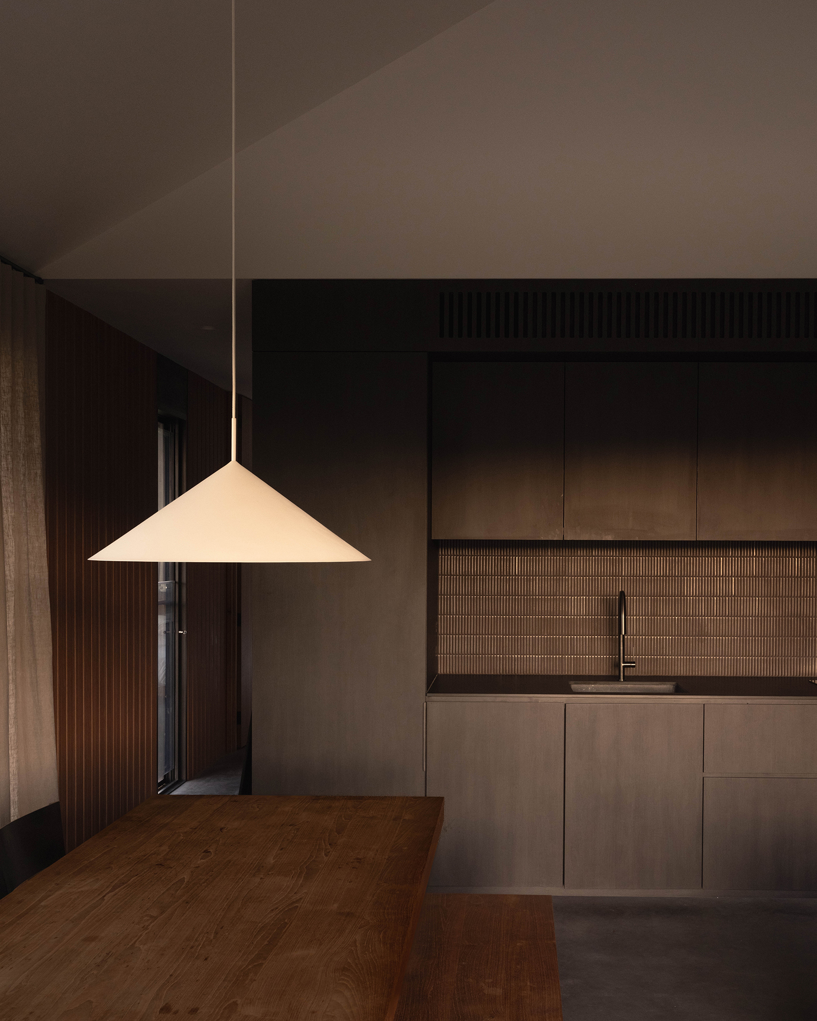 ember-mudgee_country-house_new-south-wales-australia_interior-table.jpg