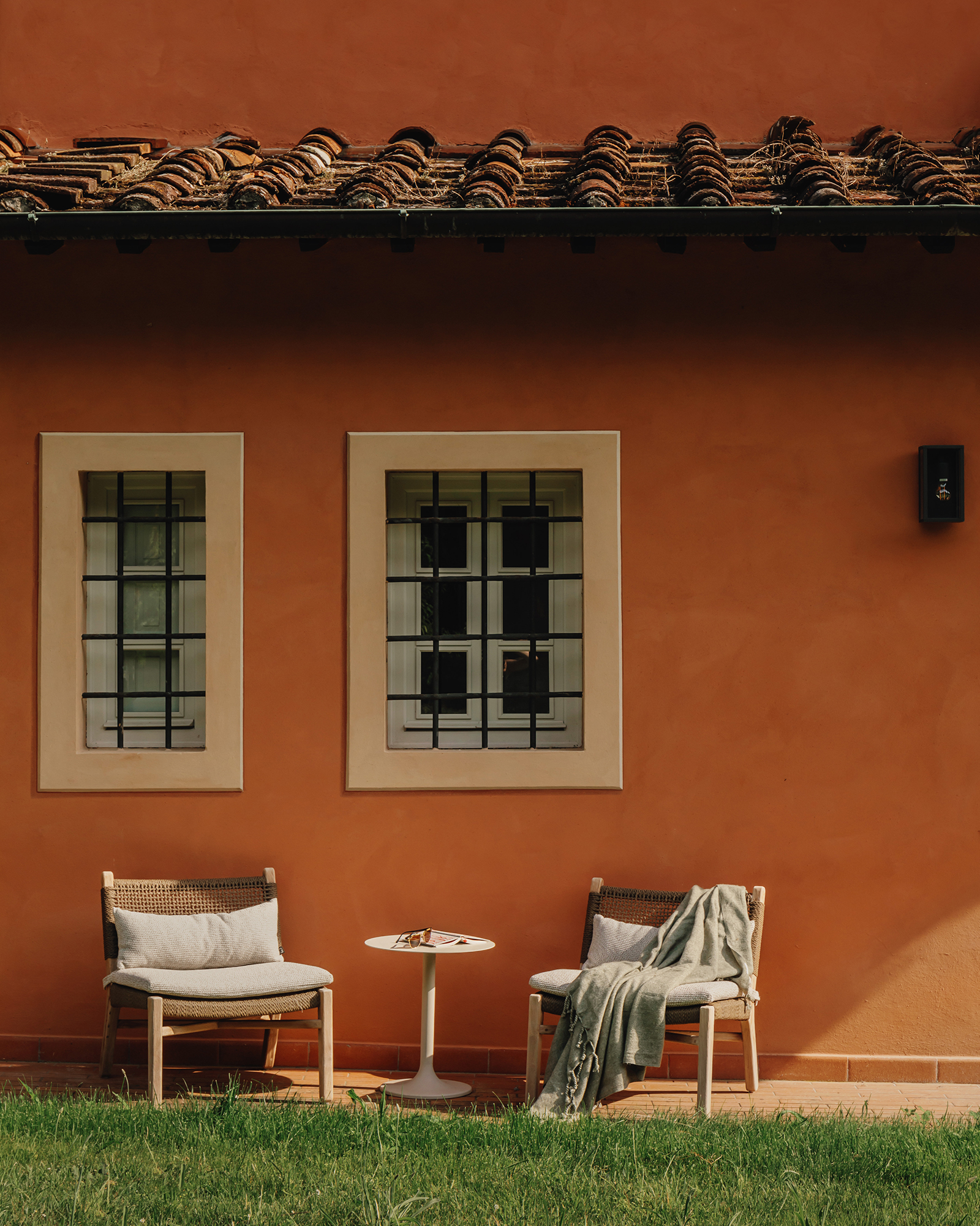 montechiaro_house_lucca-tuscany-italy_exterior-chairs.jpg