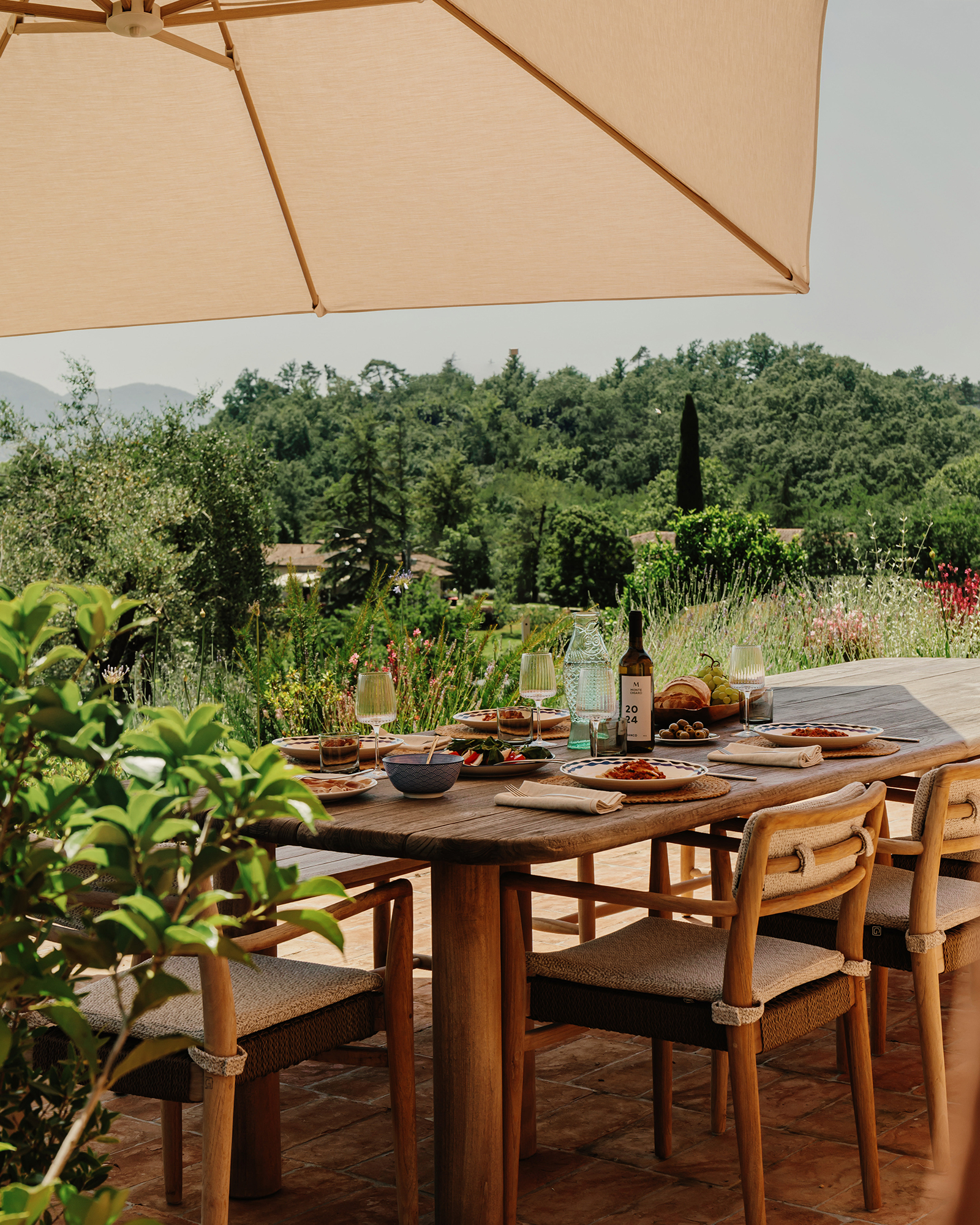 montechiaro_house_lucca-tuscany-italy_exterior-table.jpg