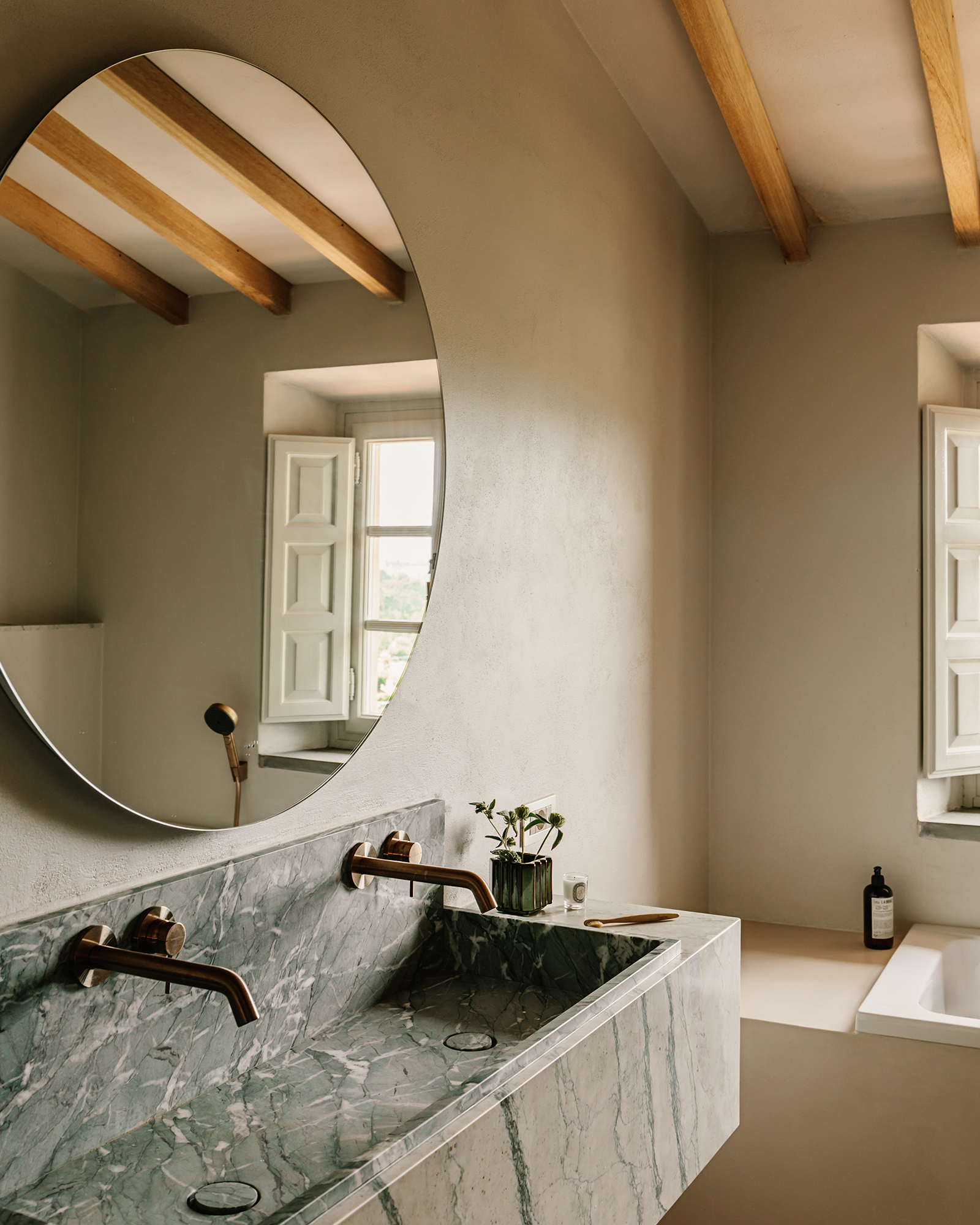 montechiaro_house_lucca-tuscany-italy_interior-bathroom-mirror.jpg
