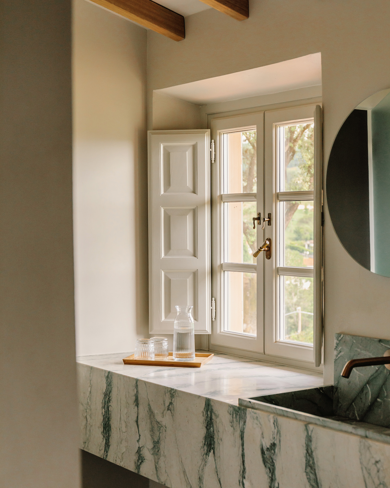 montechiaro_house_lucca-tuscany-italy_interior-bathroom-window.jpg