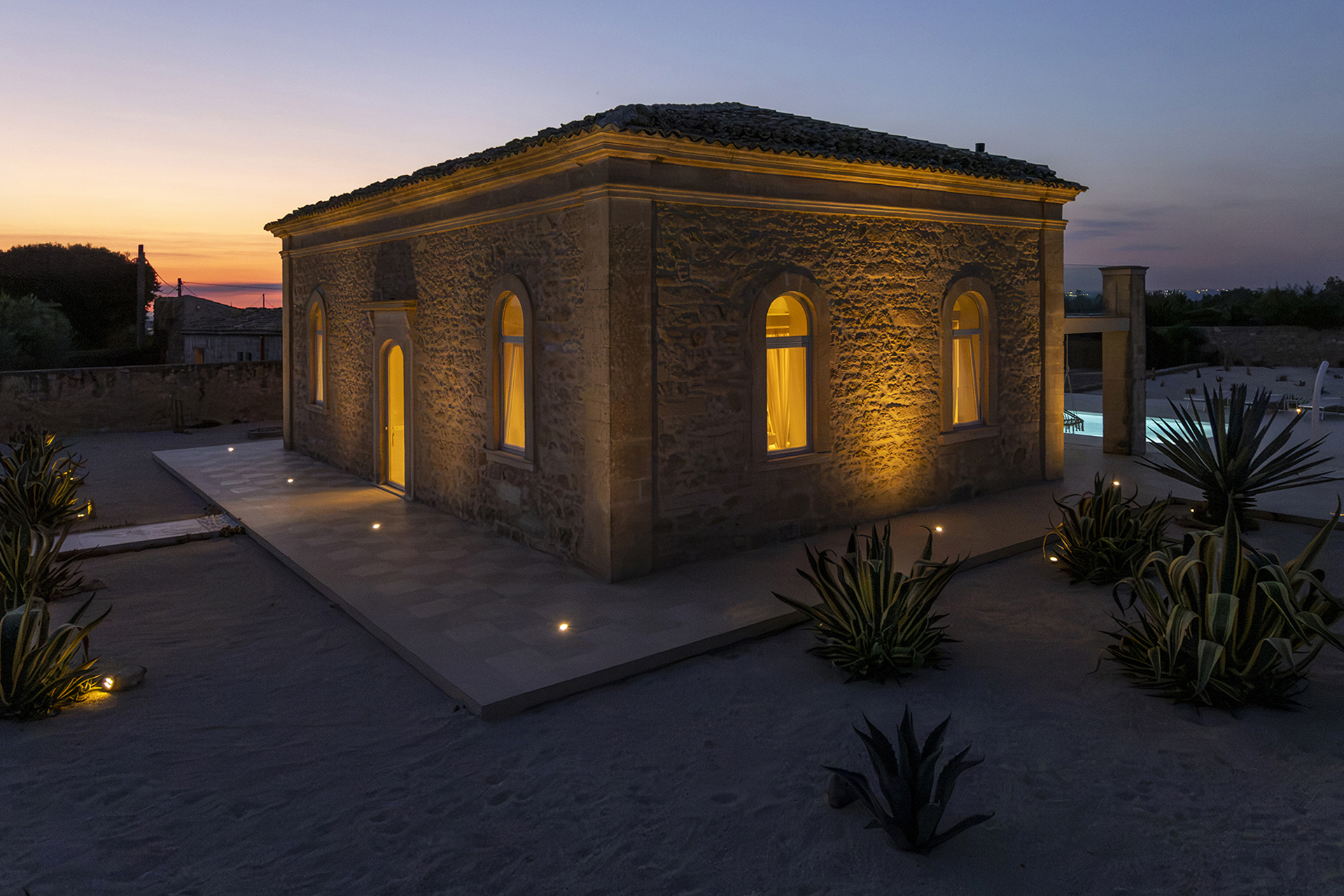 la-corte-del-vespro_villa_sicily-italy_exterior-night-facade.jpg