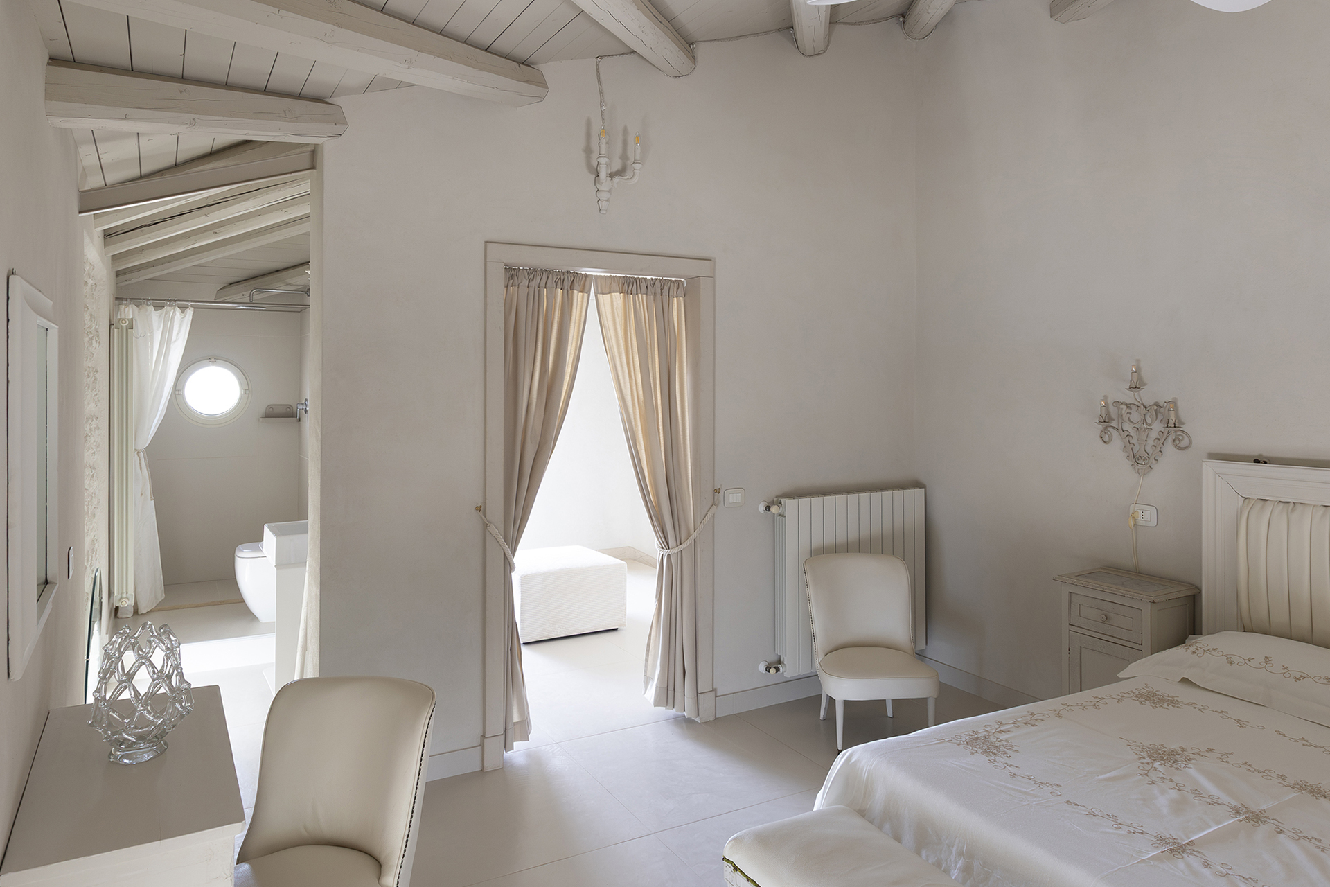 la-corte-del-vespro_villa_sicily-italy_interior-bedroom.jpg
