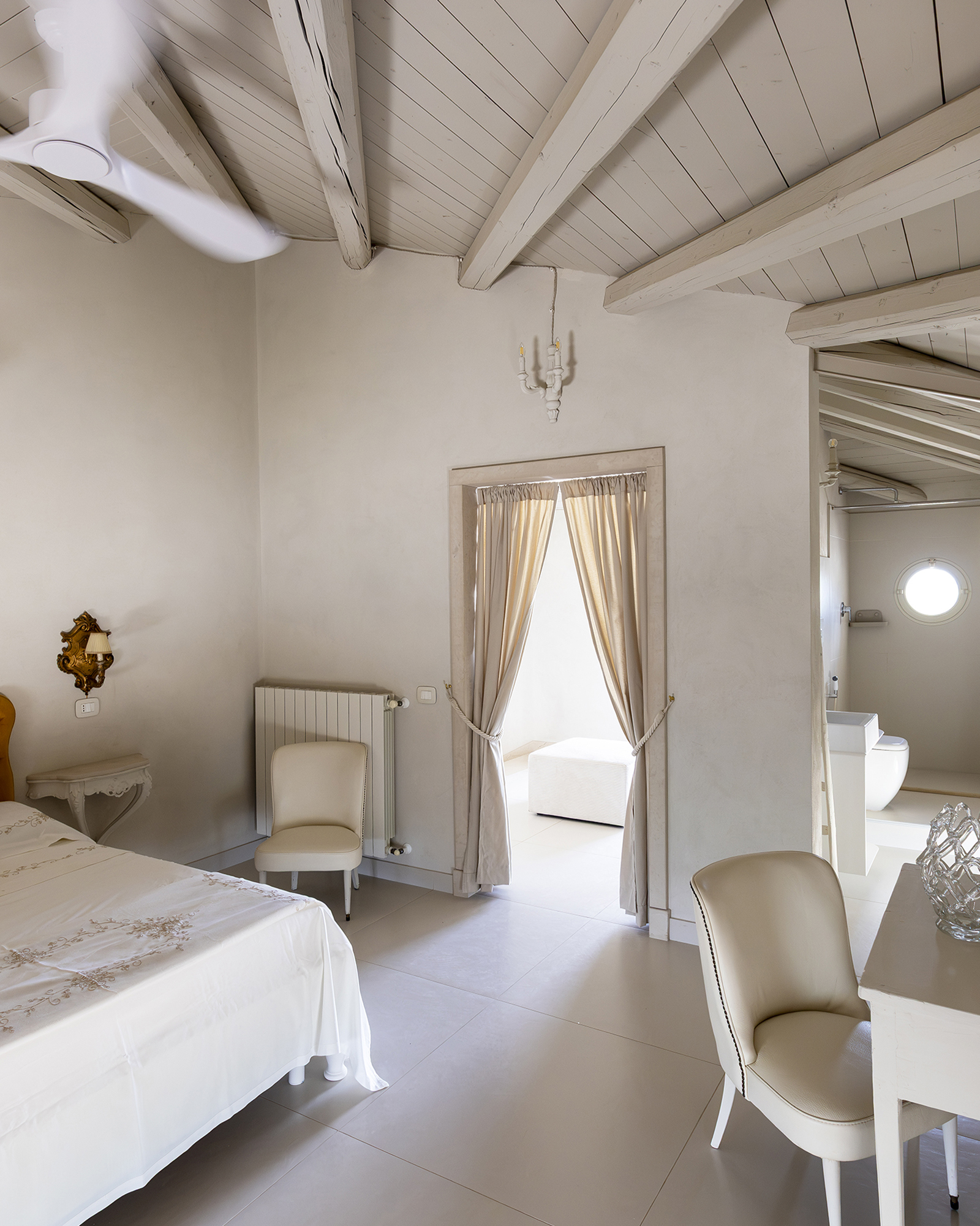 la-corte-del-vespro_villa_sicily-italy_interior-bedroom-space.jpg