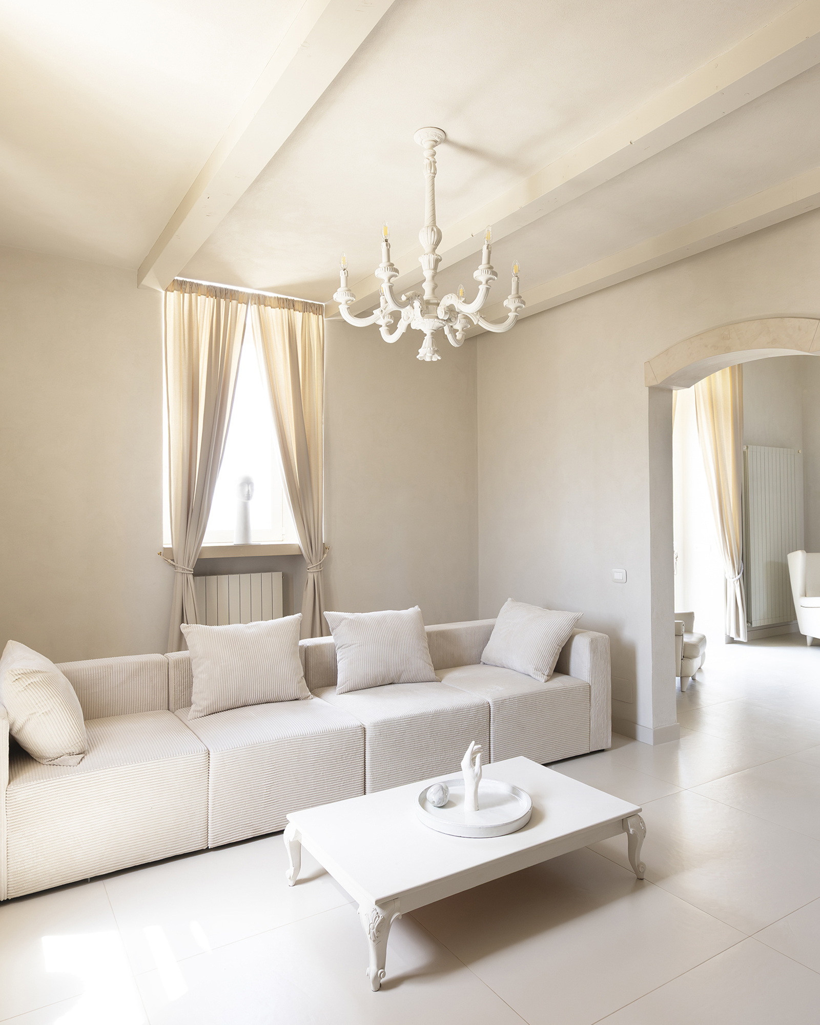 la-corte-del-vespro_villa_sicily-italy_interior-sofa.jpg