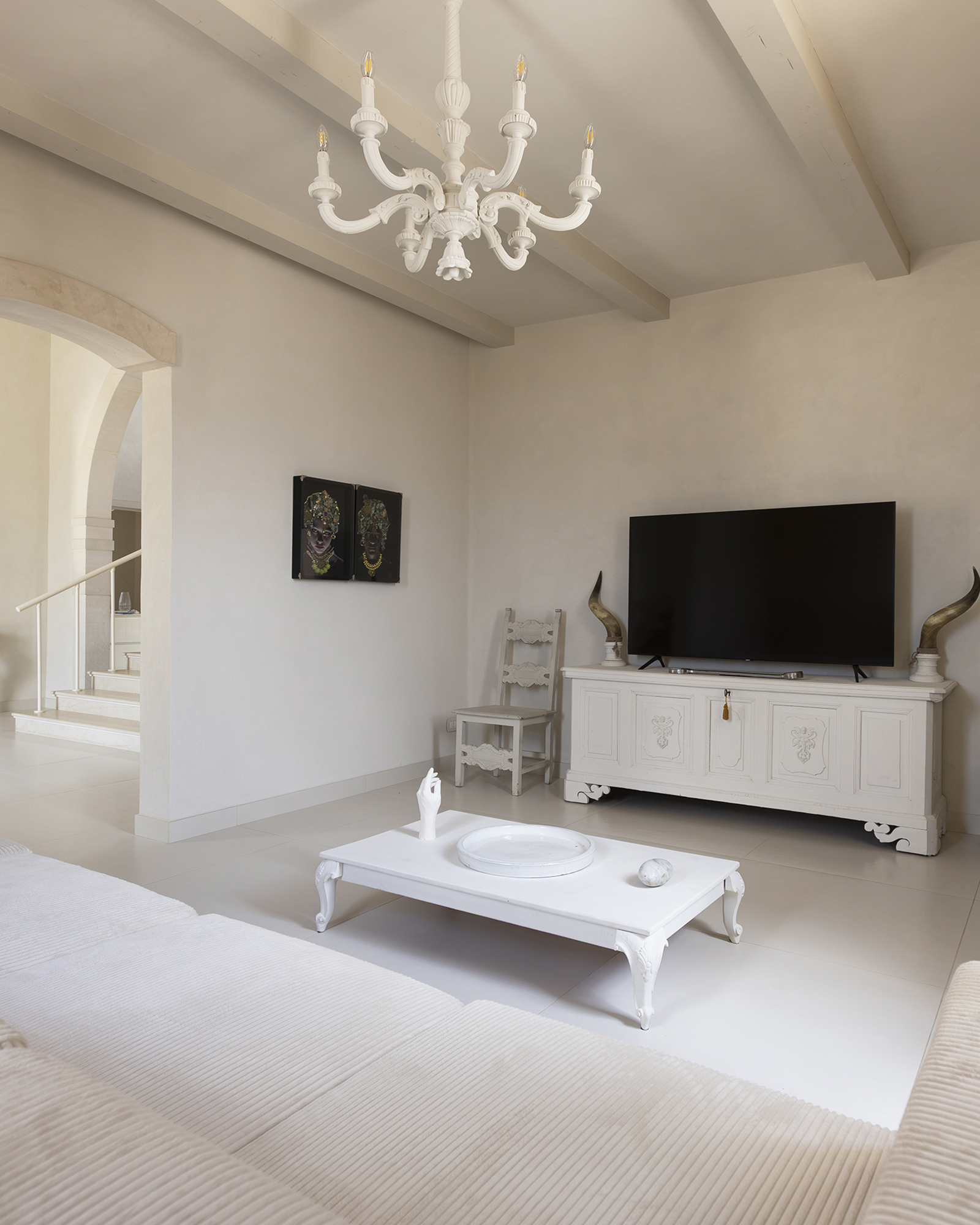 la-corte-del-vespro_villa_sicily-italy_interior-tv.jpg