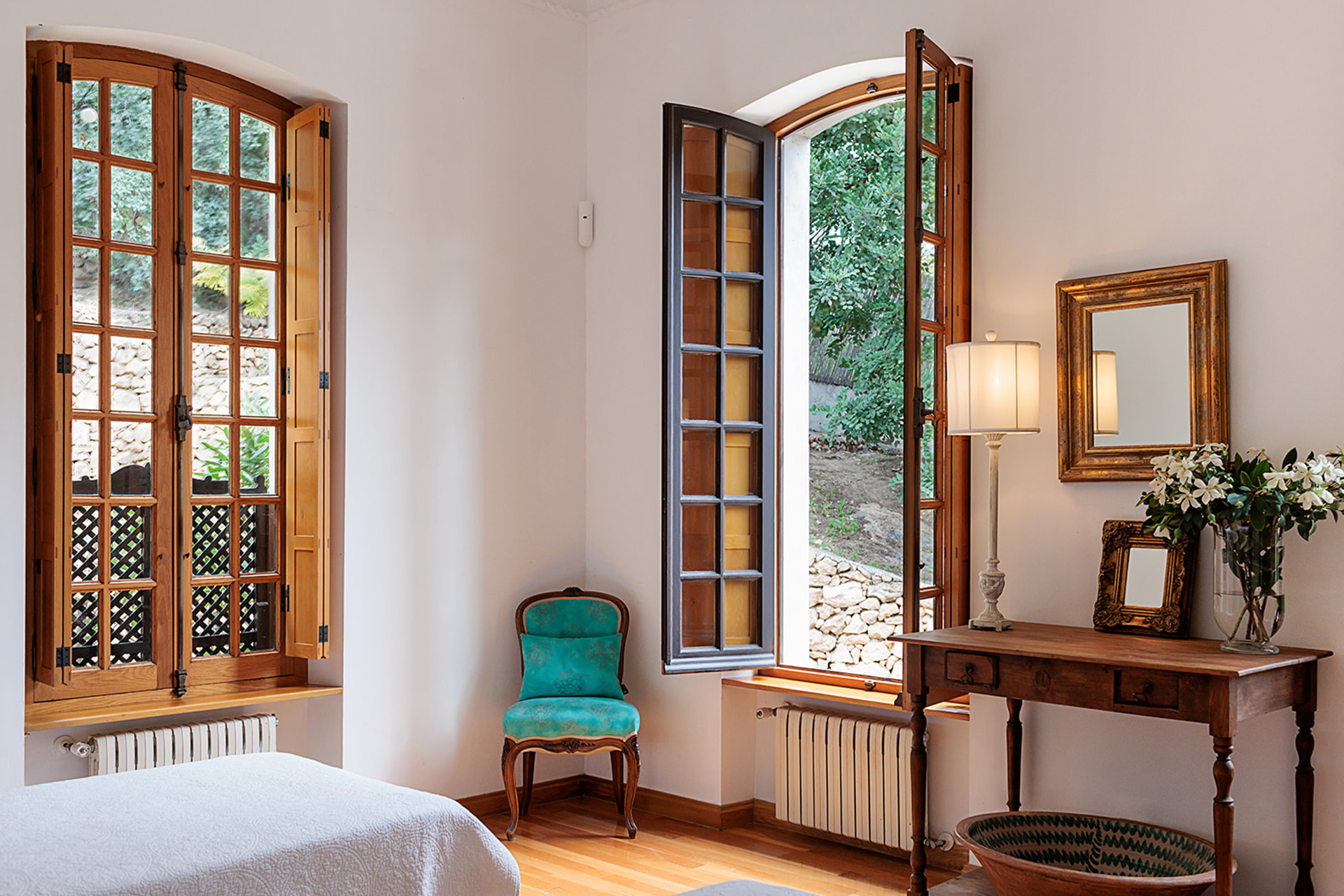finca-parrilla_villa_andalusia-spain_interior-bed-room-windows.jpg