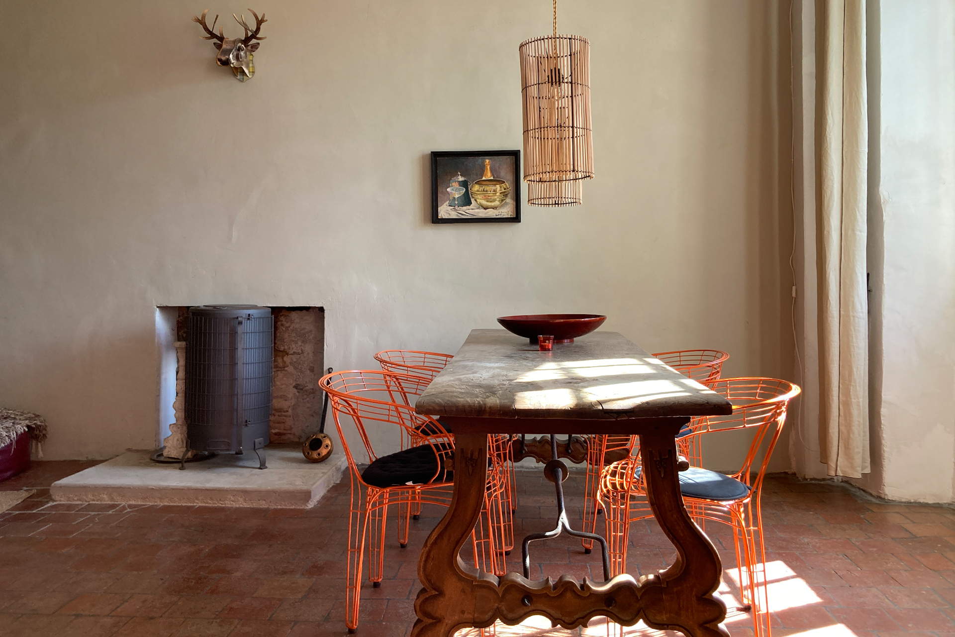 the-linen-mill_bed&breakfast_occitanie-france_apartment-tomate-interior-table.jpg