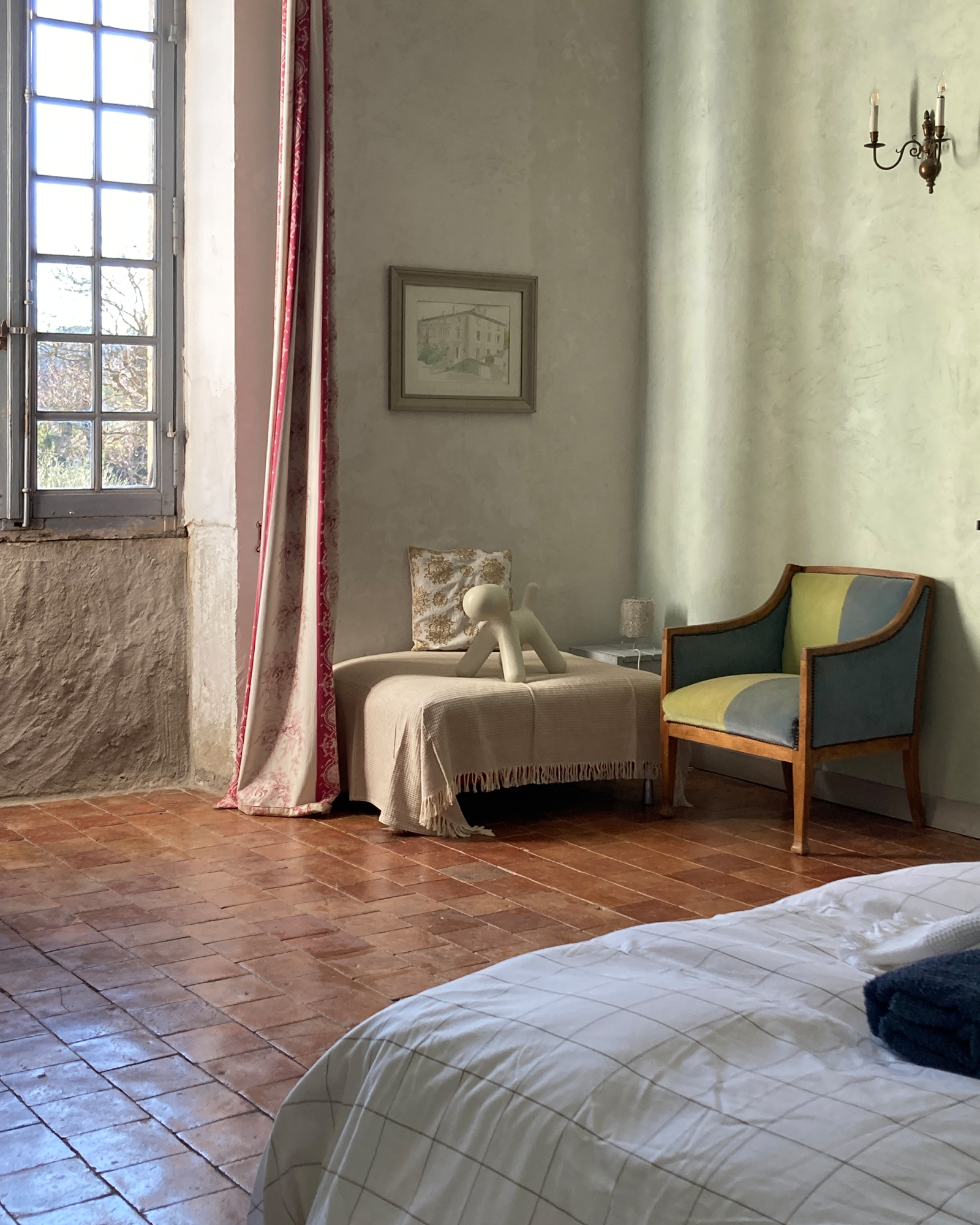 the-linen-mill_bed&breakfast_occitanie-france_suite-pomme-interior-window.jpg