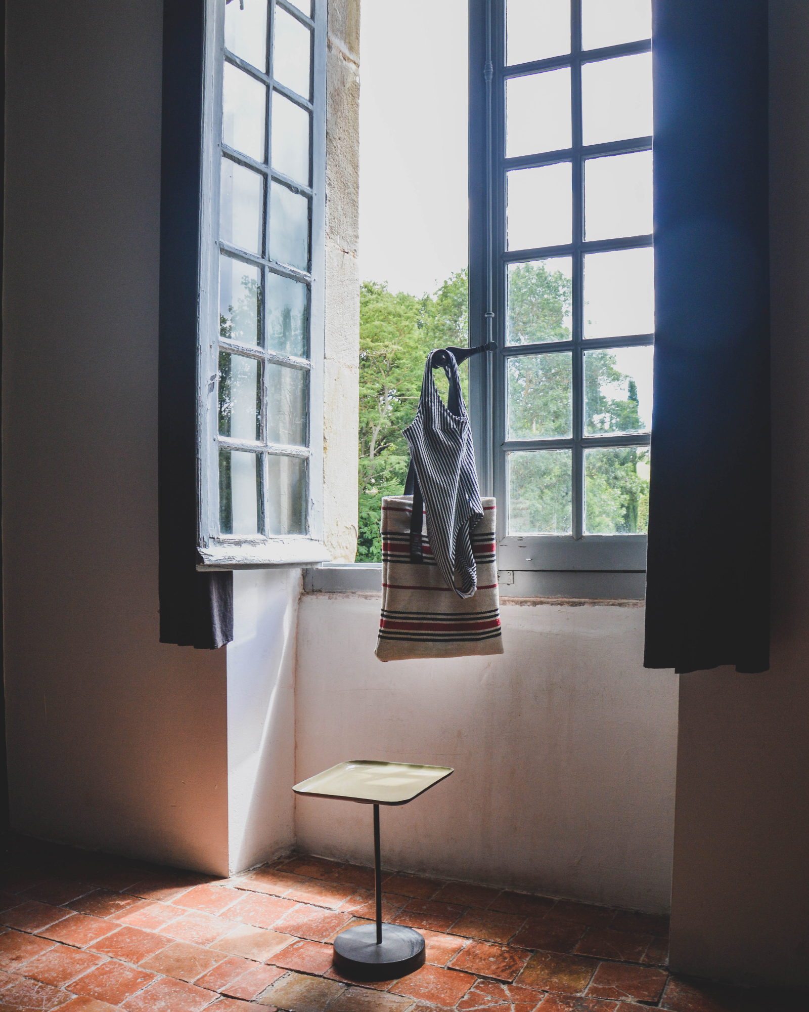 the-linen-mill_bed&breakfast_occitanie-france_suite-la-dure-interior-window.jpg