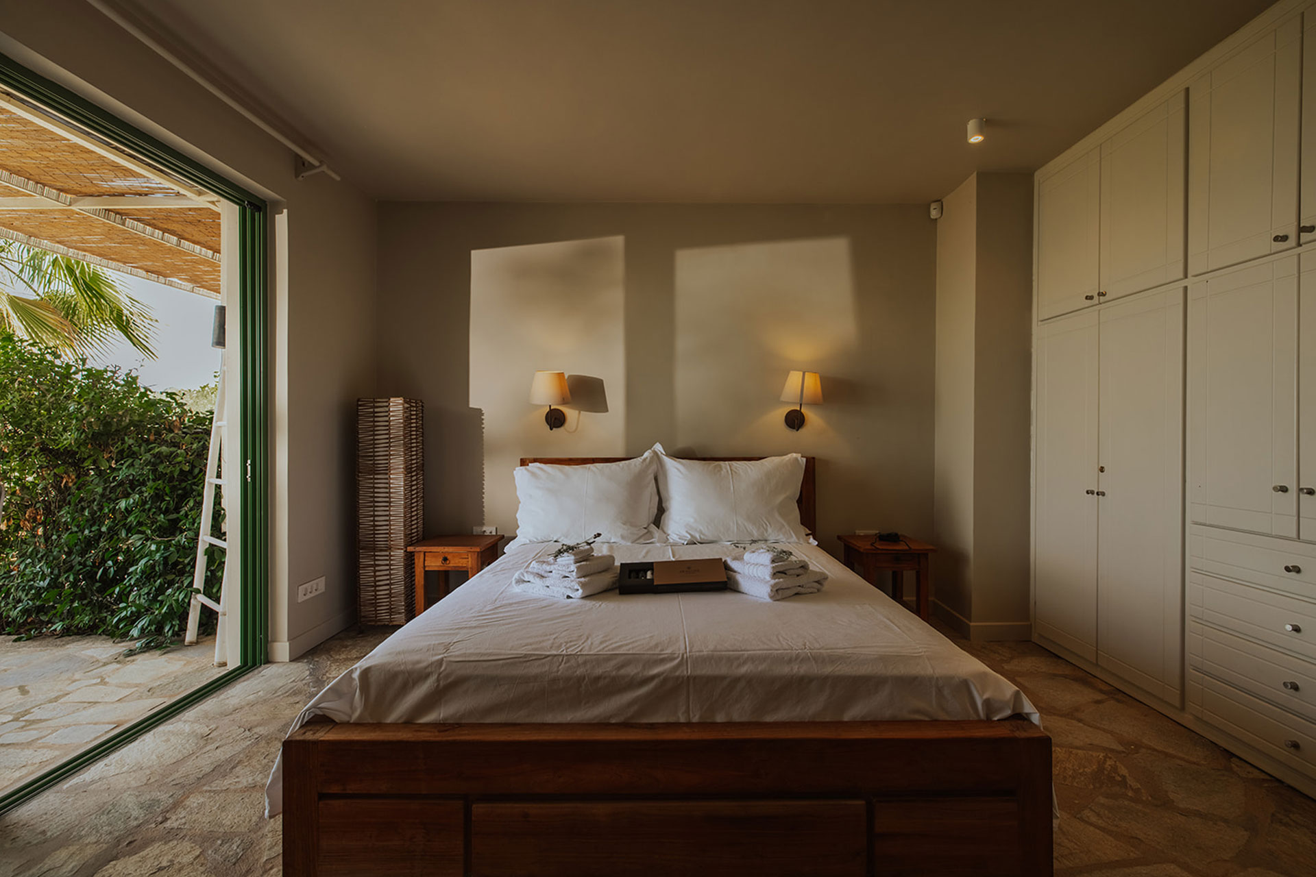 villa-amalia_villa_sparto-greece_interior-bed.jpg