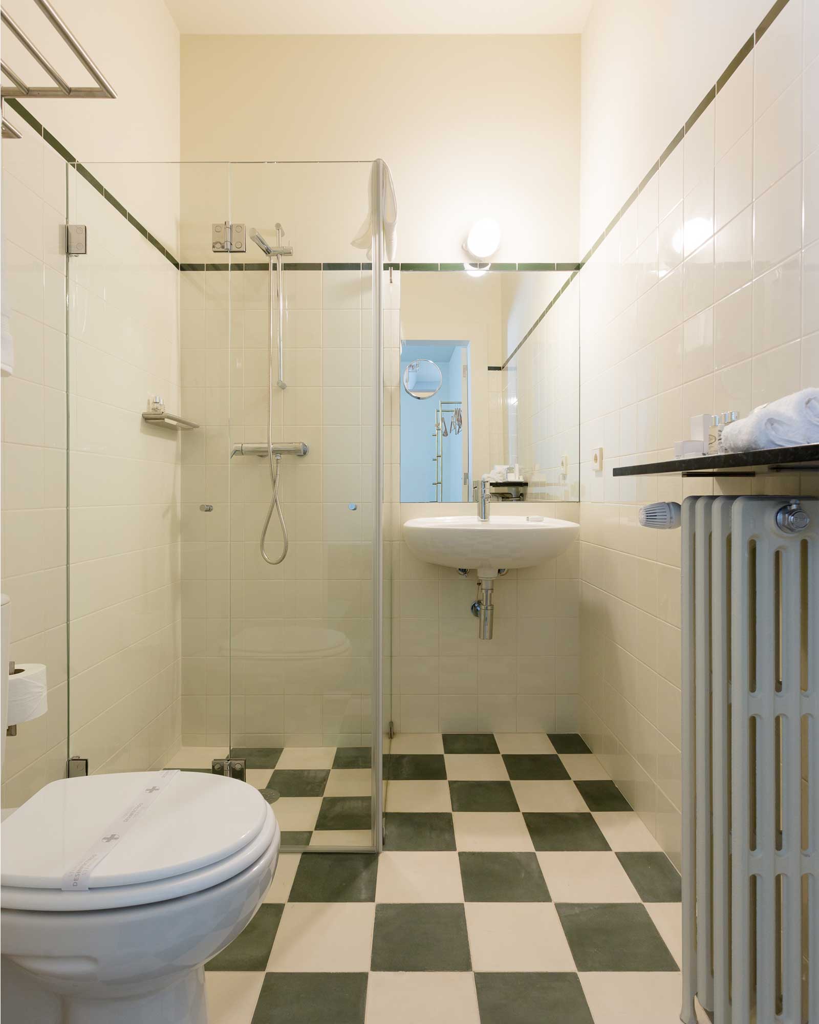 duas-portas-townhouse_small-hotel_porto-portugal_interior-bedroom-3-bathroom.jpg