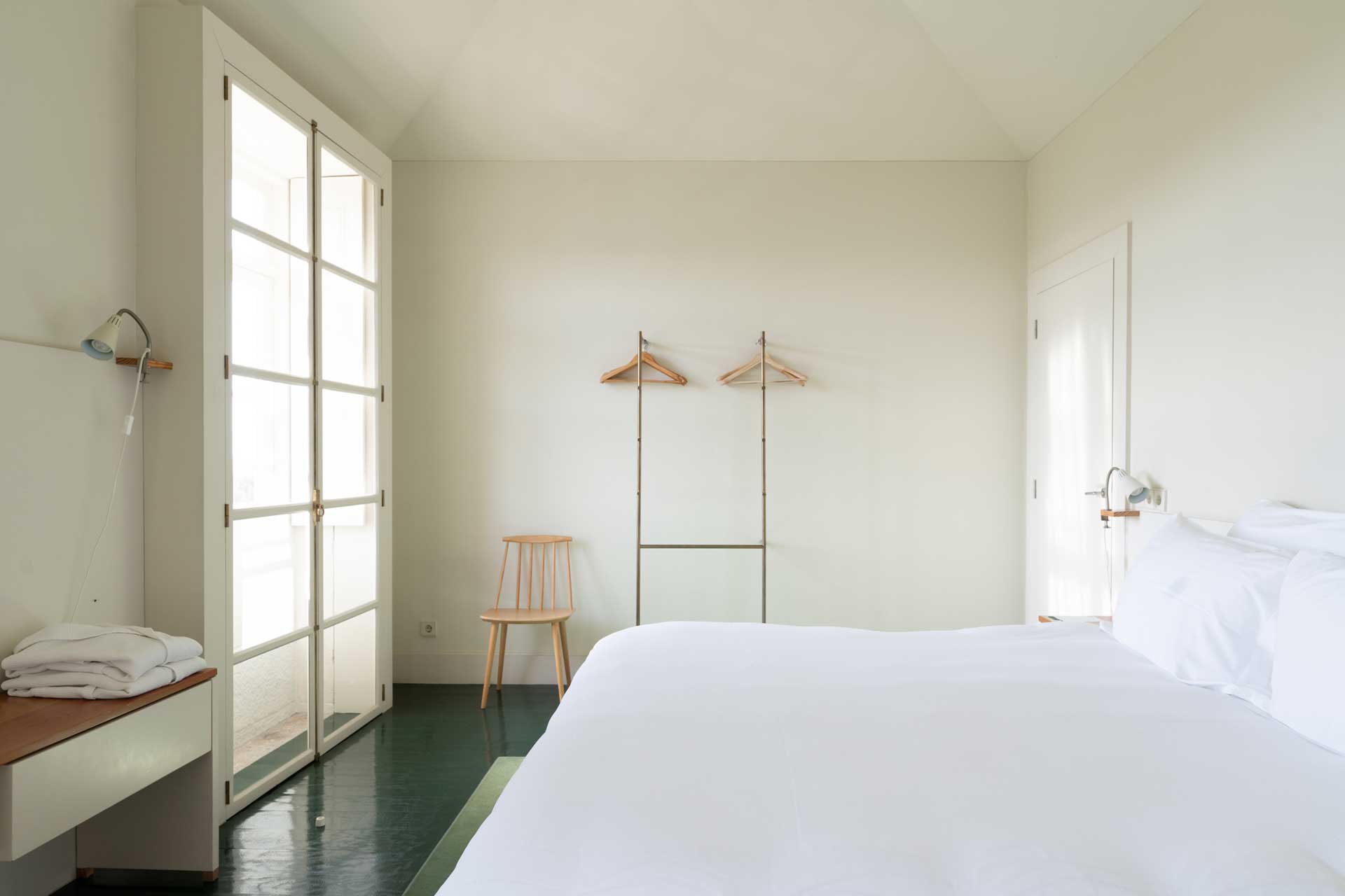 duas-portas-townhouse_small-hotel_porto-portugal_interior-bedroom-5.jpg