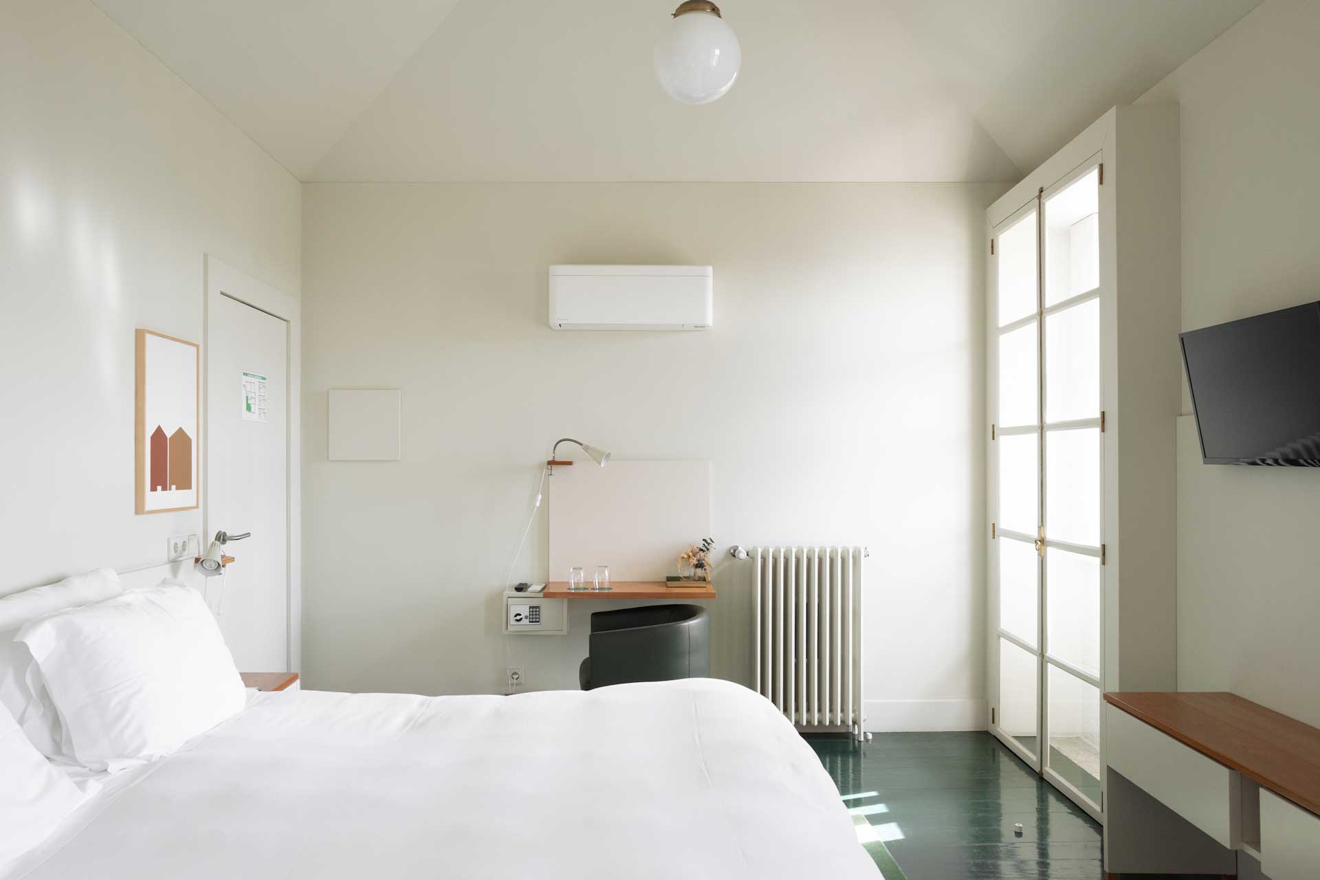 duas-portas-townhouse_small-hotel_porto-portugal_interior-bedroom-5-space.jpg