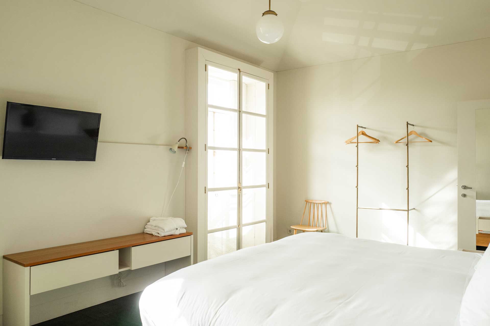 duas-portas-townhouse_small-hotel_porto-portugal_interior-bedroom-5-window.jpg