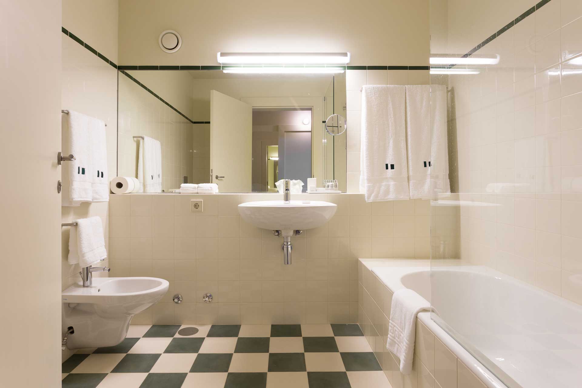 duas-portas-townhouse_small-hotel_porto-portugal_interior-bedroom-6-bathroom.jpg