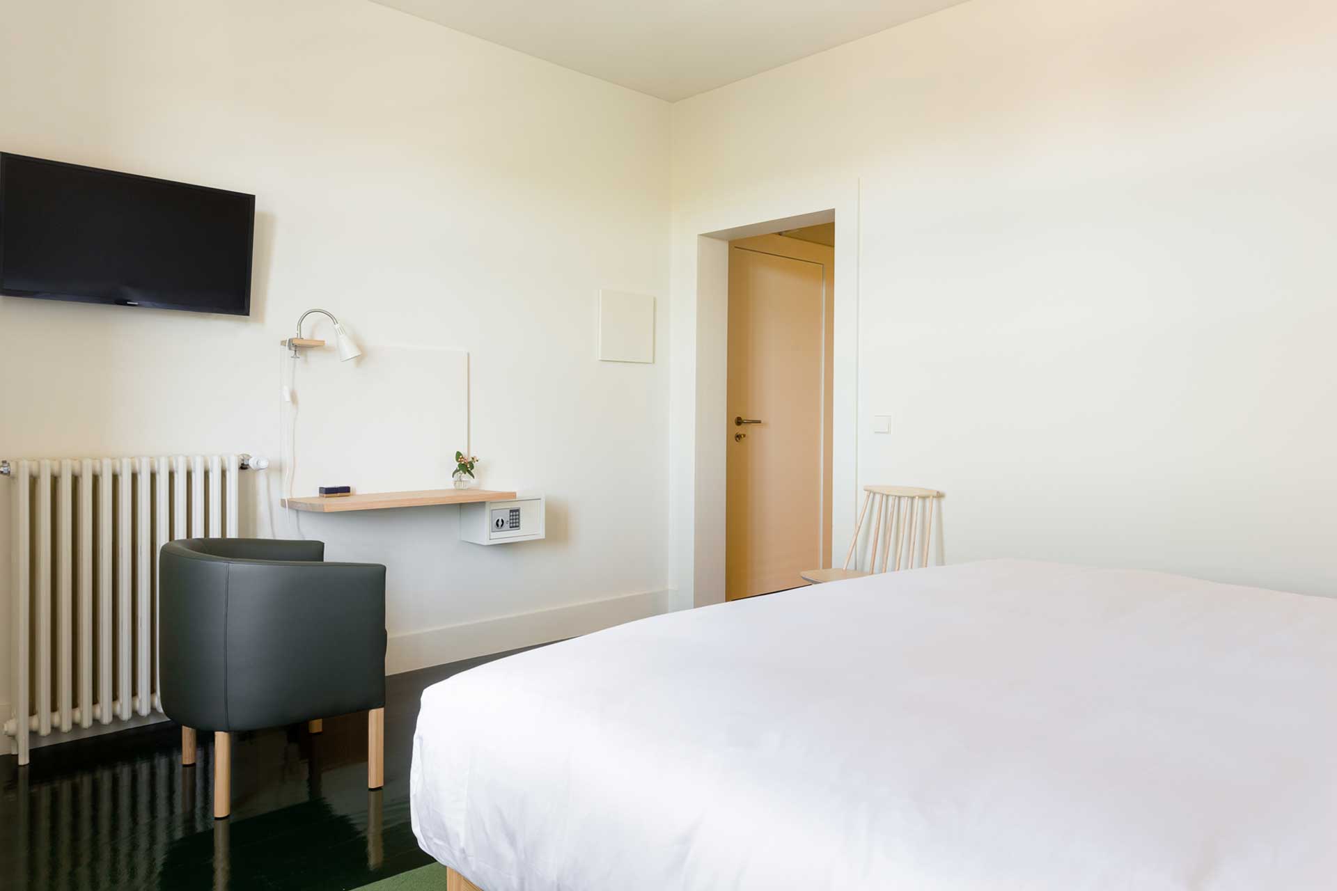 duas-portas-townhouse_small-hotel_porto-portugal_interior-bedroom-6-space-design.jpg