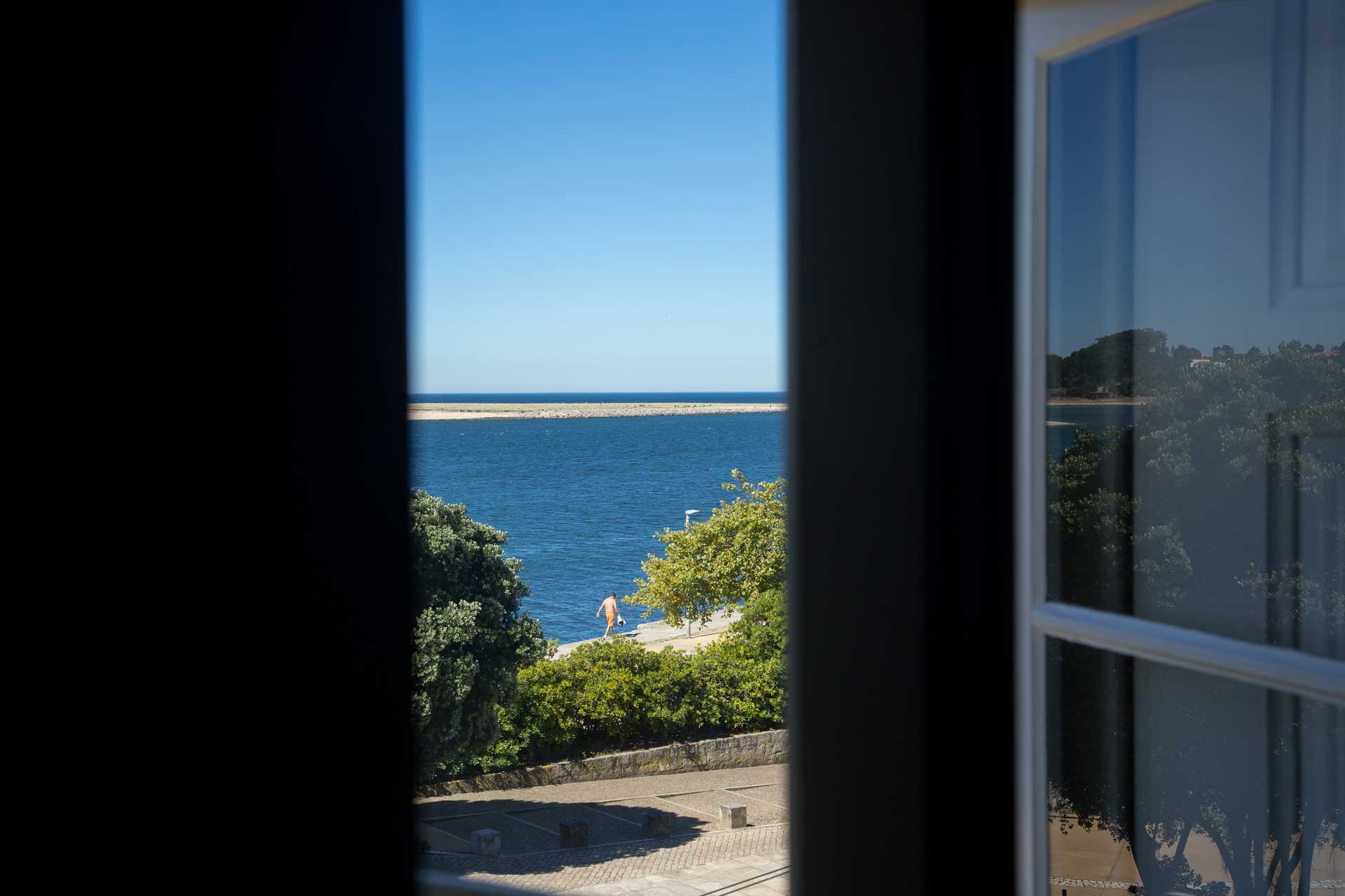 duas-portas-townhouse_small-hotel_porto-portugal_interior-bedroom-6-window.jpg