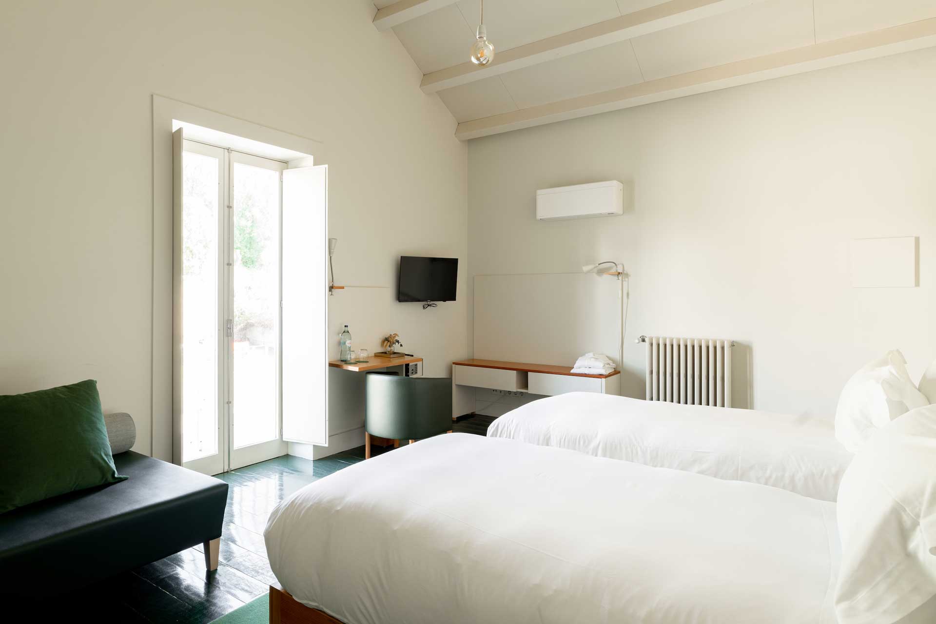 duas-portas-townhouse_small-hotel_porto-portugal_interior-bedroom-7-space.jpg