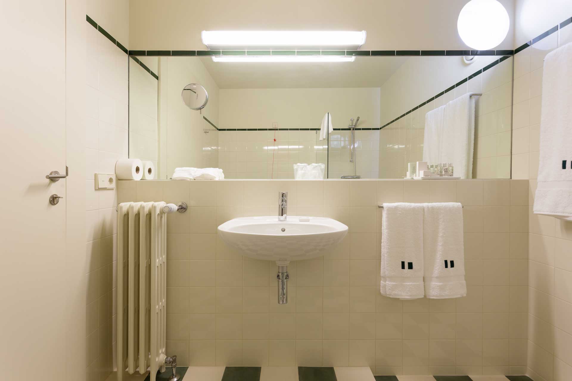 duas-portas-townhouse_small-hotel_porto-portugal_interior-bedroom-8-bathroom.jpg