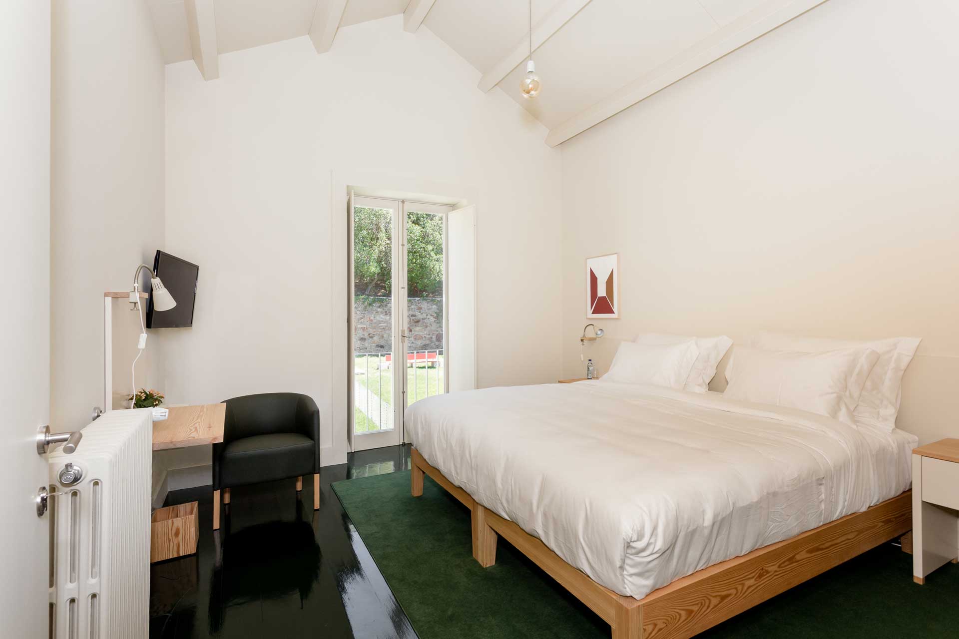 duas-portas-townhouse_small-hotel_porto-portugal_interior-bedroom-8-bed.jpg