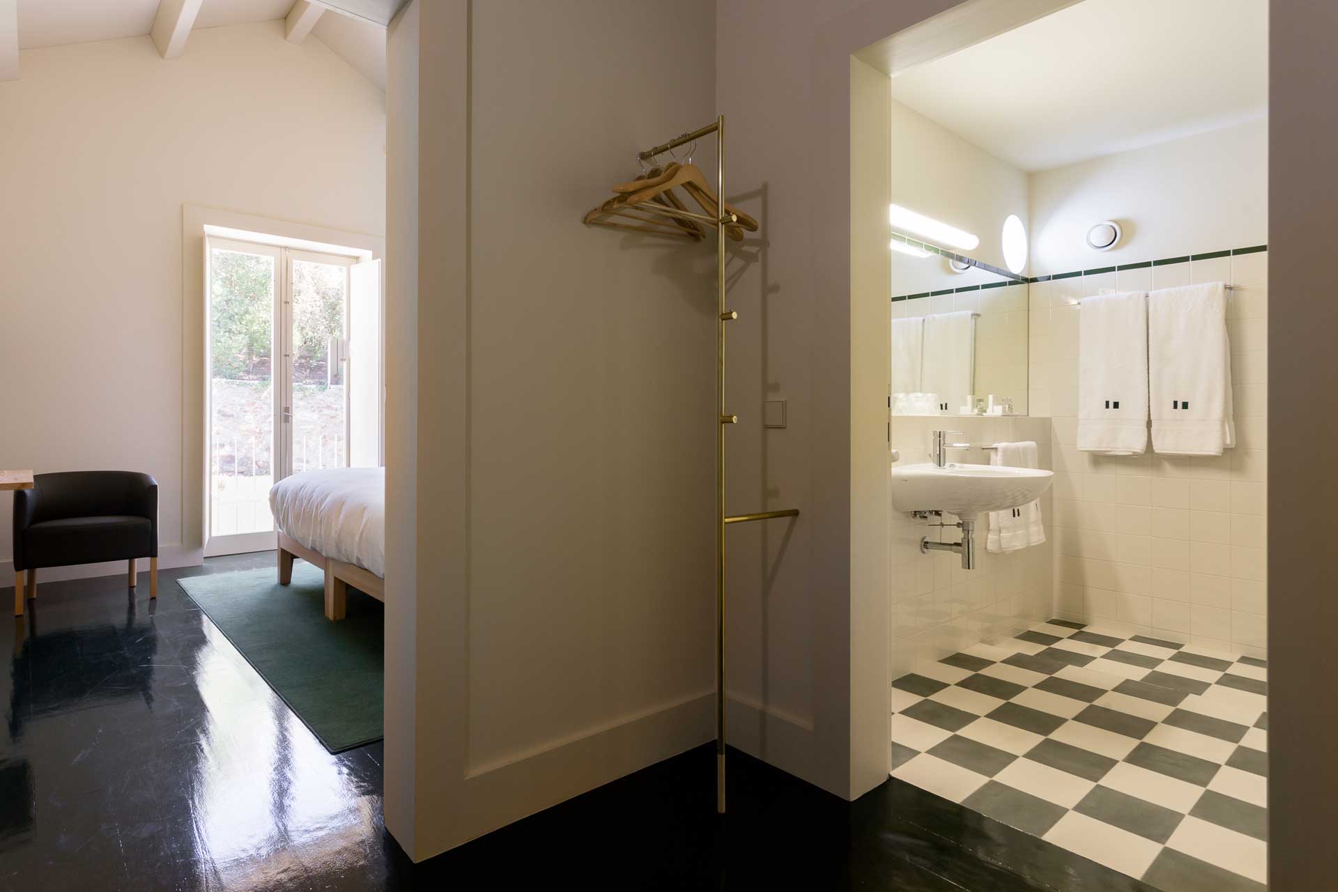 duas-portas-townhouse_small-hotel_porto-portugal_interior-bedroom-8-space.jpg