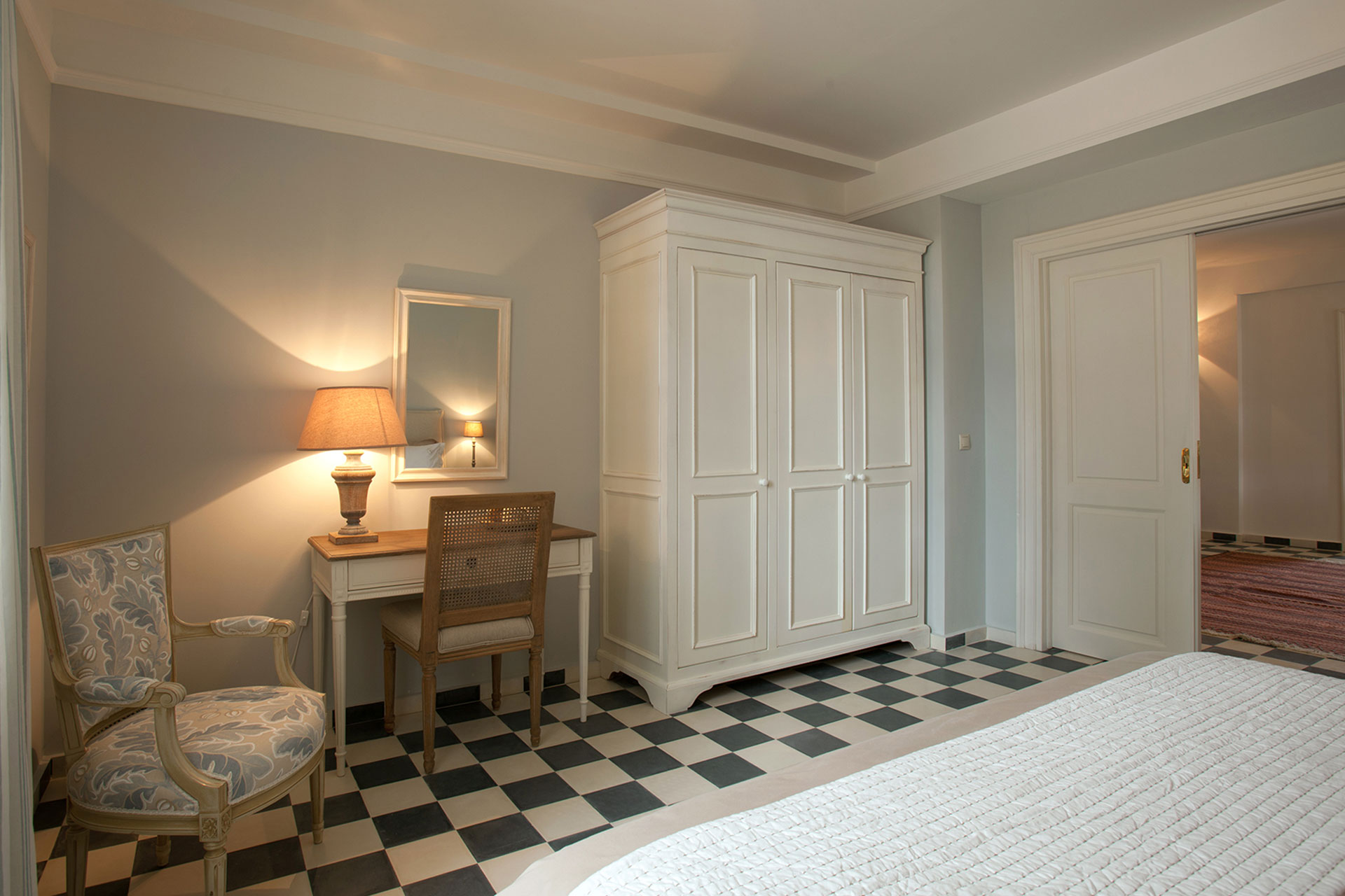 villa-vithania_villa_aegina-greece_interior-bedroom-desk.jpg