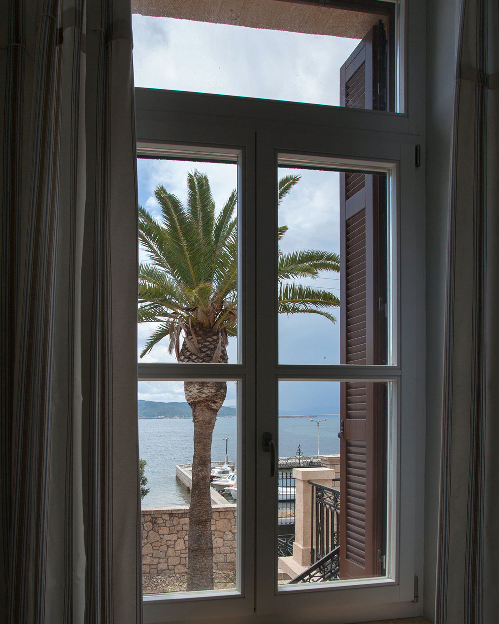 villa-vithania_villa_aegina-greece_interior-window.jpg