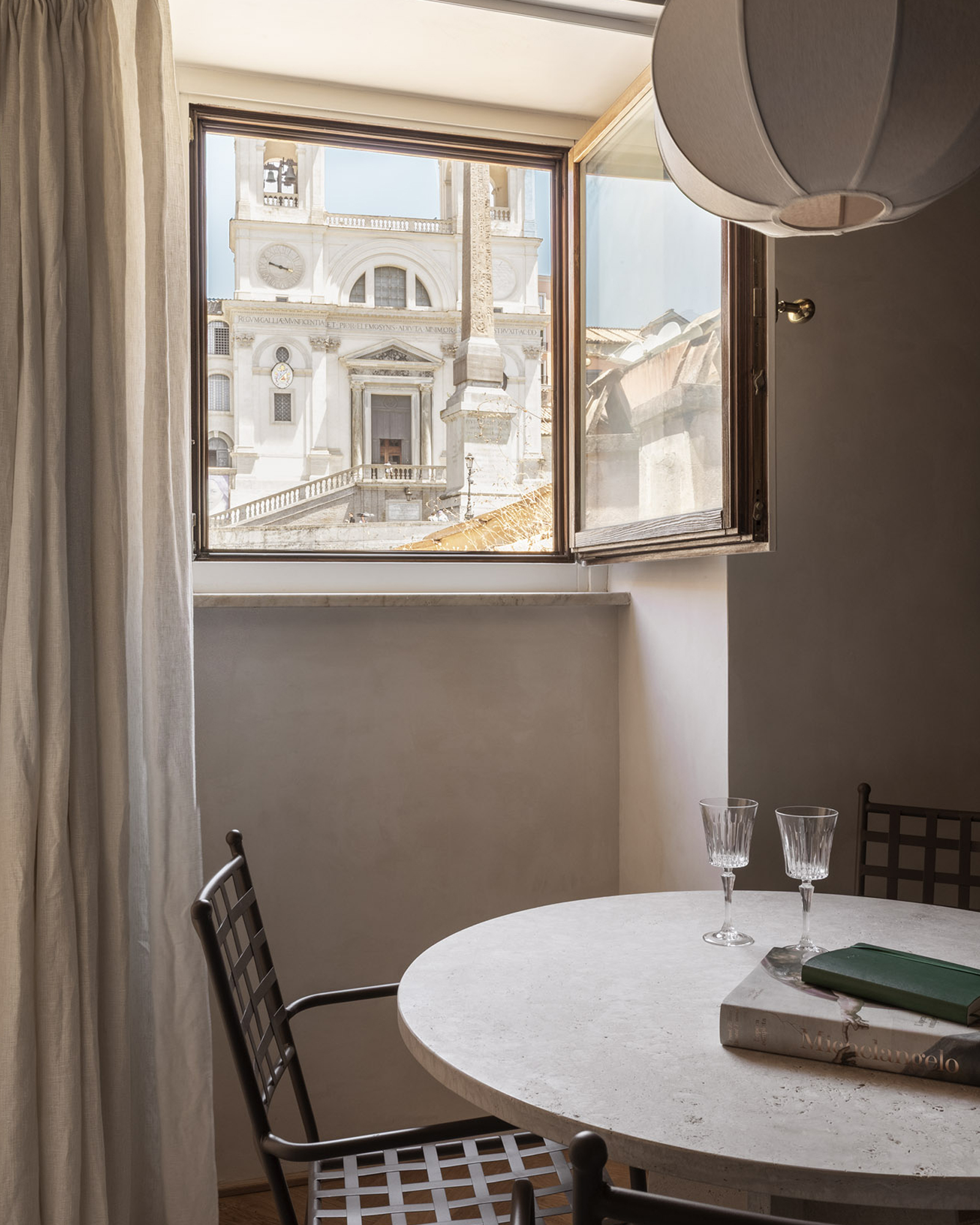 casa-naman_apartment_roma-italy_interior-vesta-table.jpg