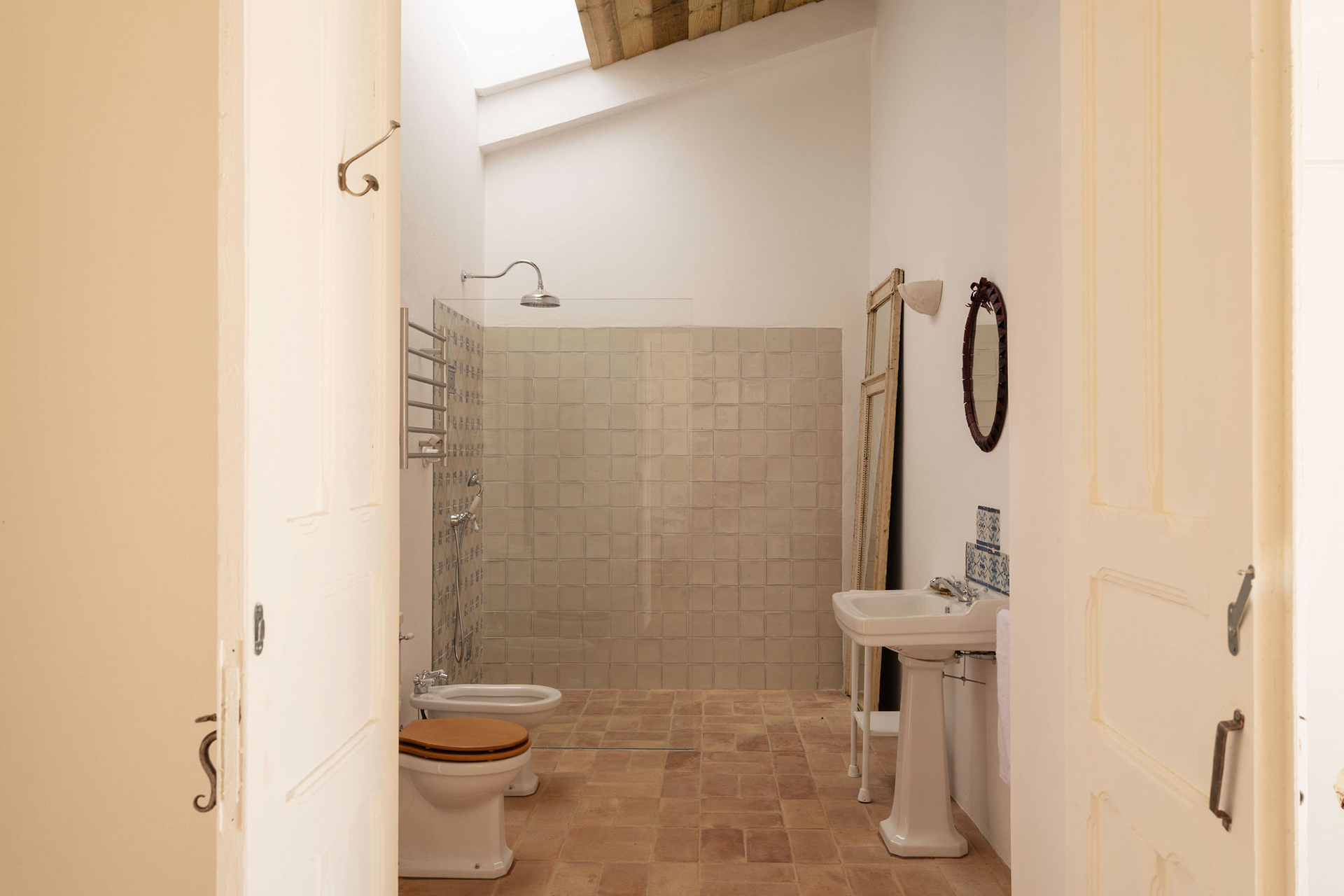 montinhos_estate_setubal-portugal_patio-de-romaneiro-bathroom.jpg