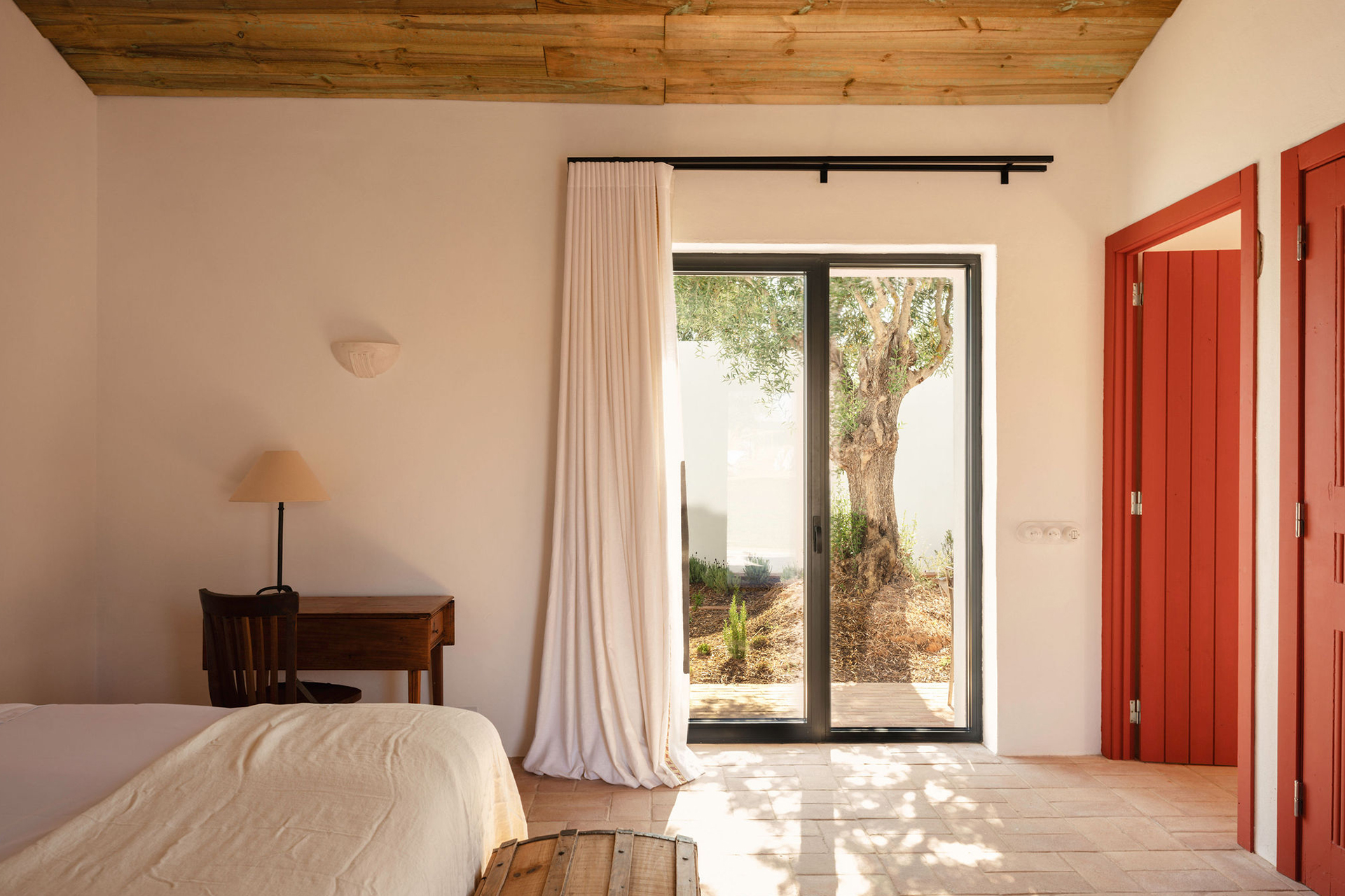 montinhos_estate_setubal-portugal_patio-do-leoureiro-bedroom-space.jpg