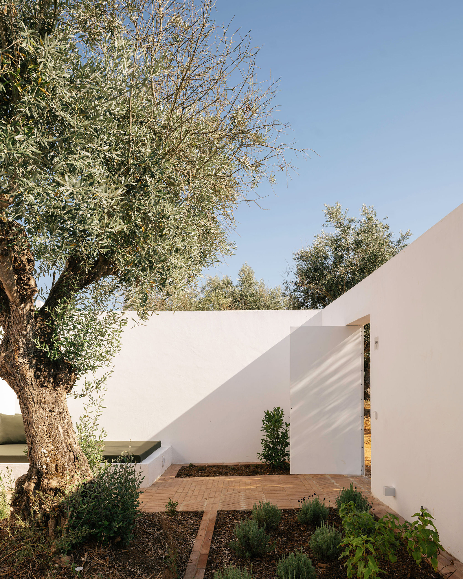 montinhos_estate_setubal-portugal_patio-do-leoureiro-exterior-design.jpg