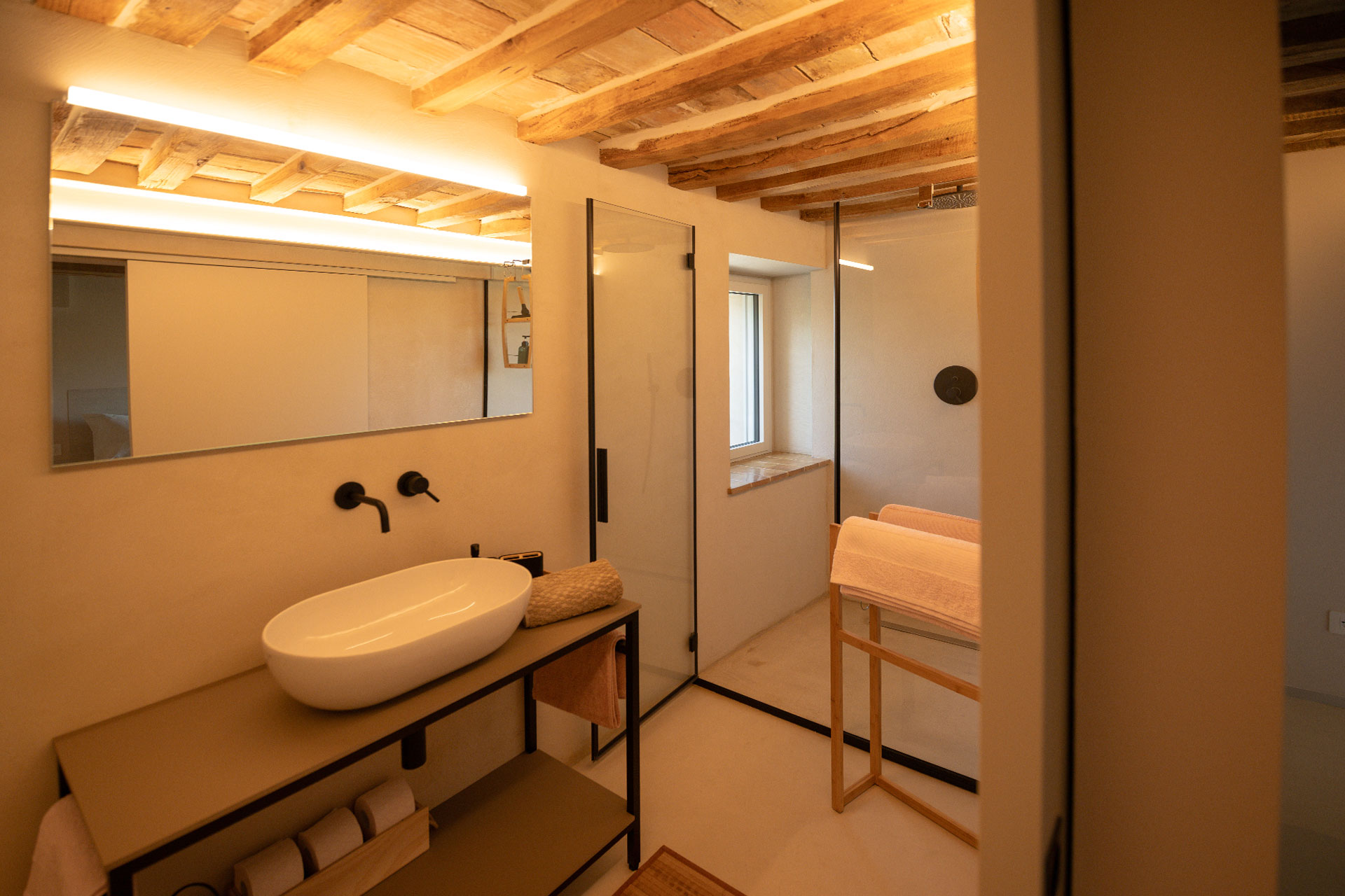 casa-fugiano_farmhouse_marche-italy_interior-bathroom.jpg
