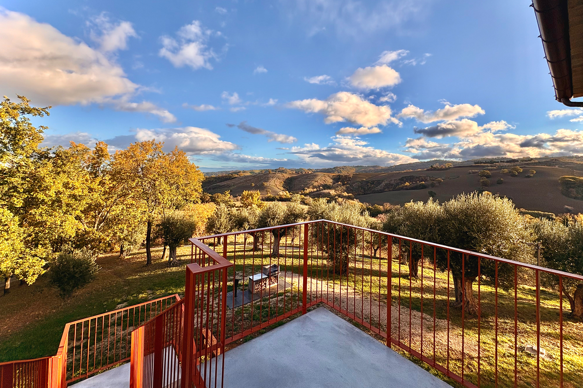 casa-fugiano_farmhouse_marche-italy_cielo-exterior.jpg