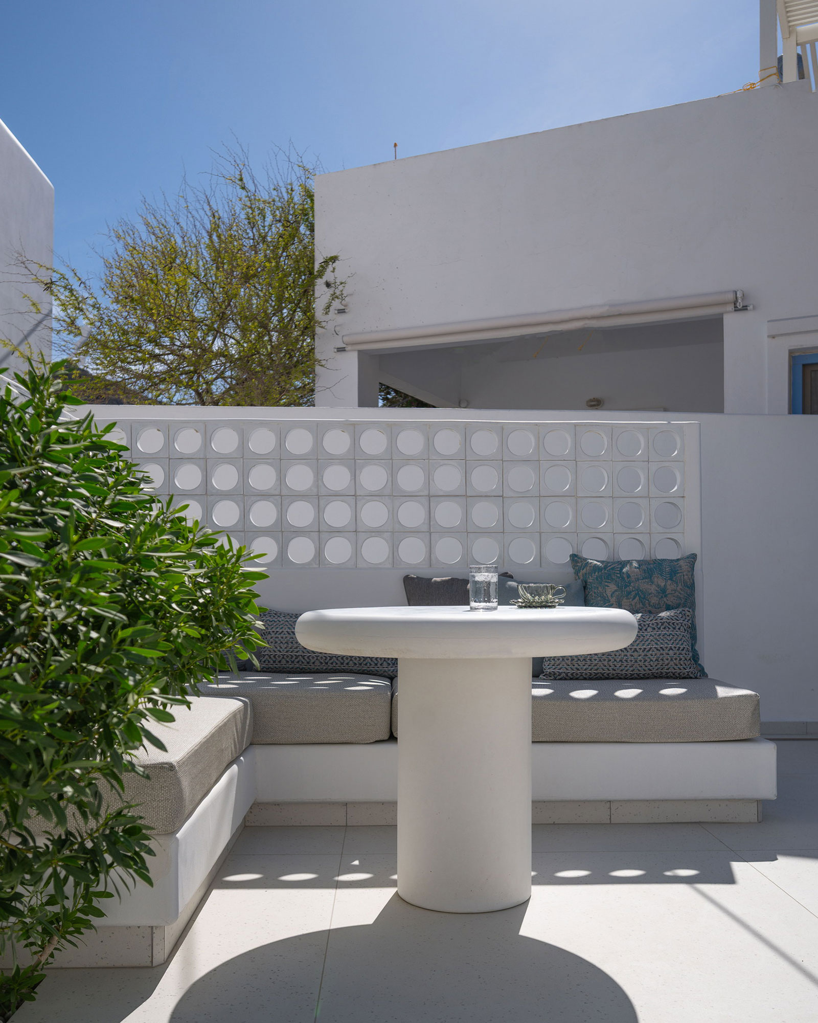 alas-astypalea_house_Astypalea-greece_A1_exterior-table.jpg