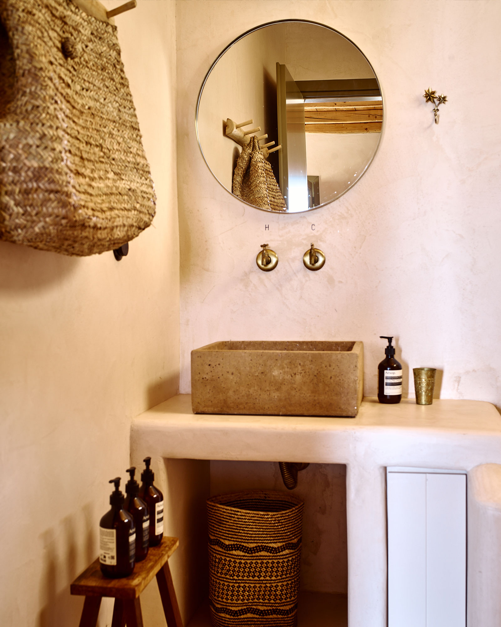 spina_small-hotel_Folegandros-greece_interior-bathroom.jpg