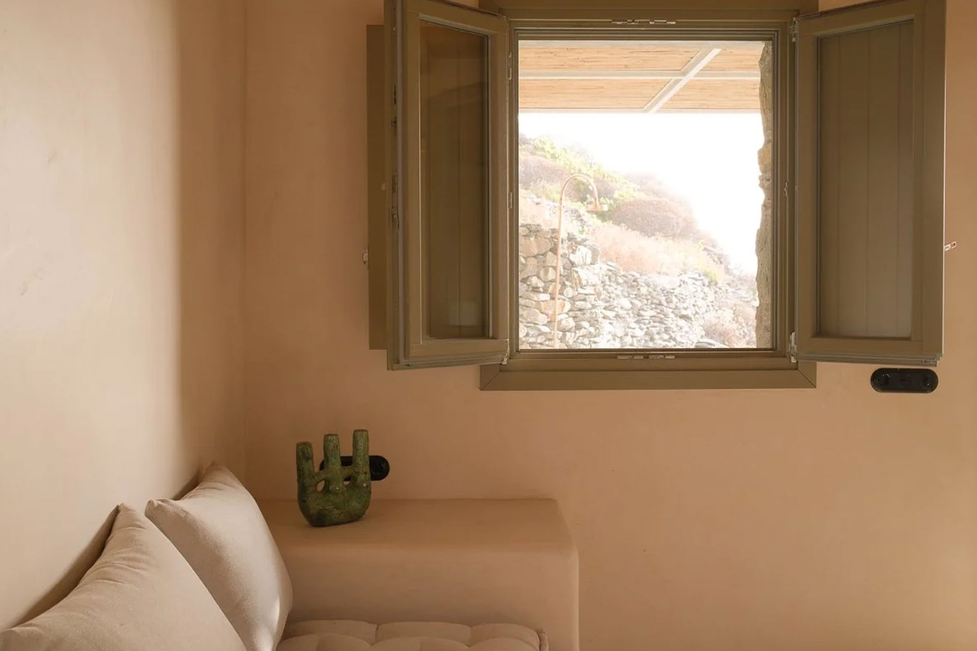 spina_small-hotel_Folegandros-greece_interior-window.jpg