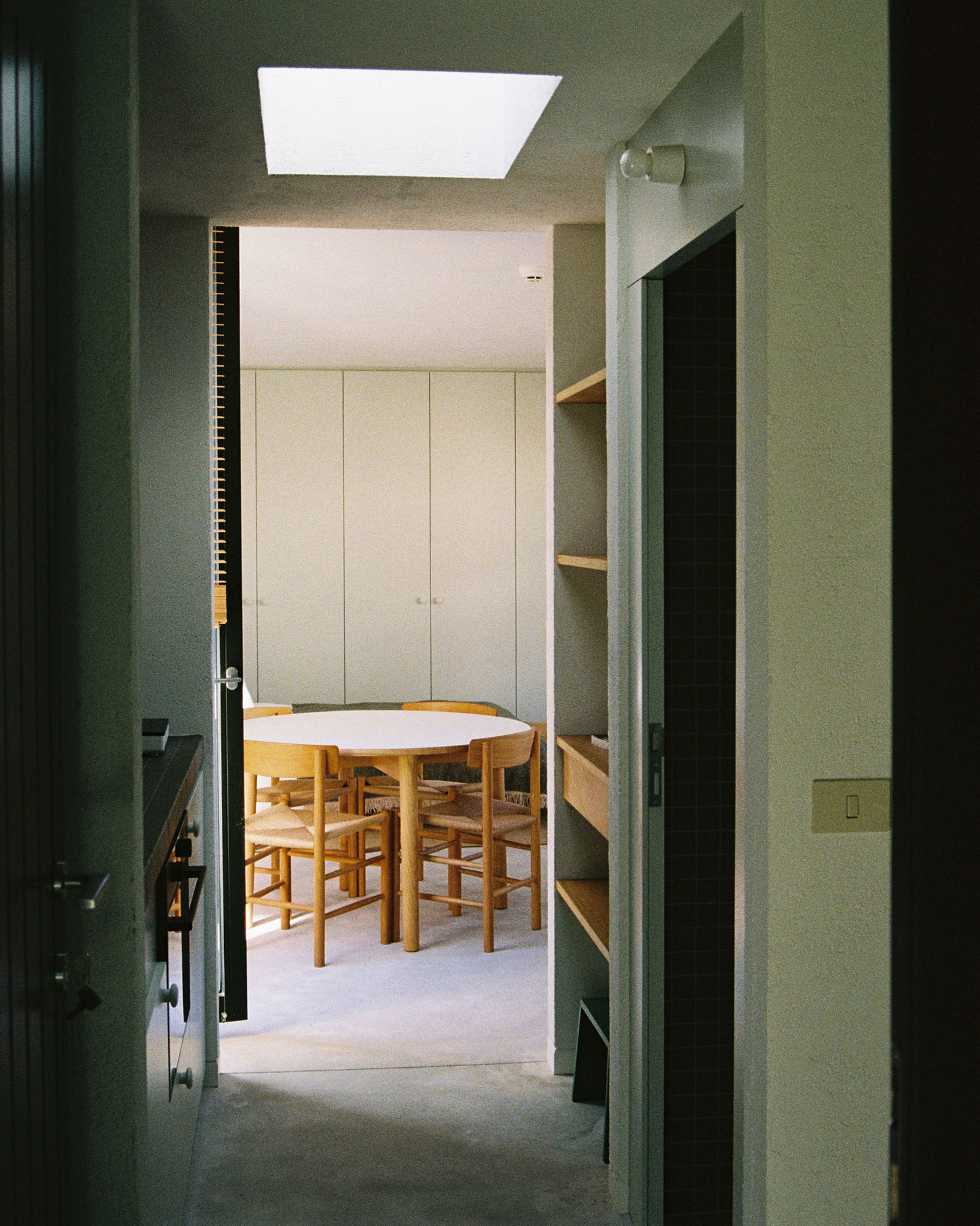 bautier-apartments_apartment_Bruxelles-belgium_cote-rue-interior-table.jpg