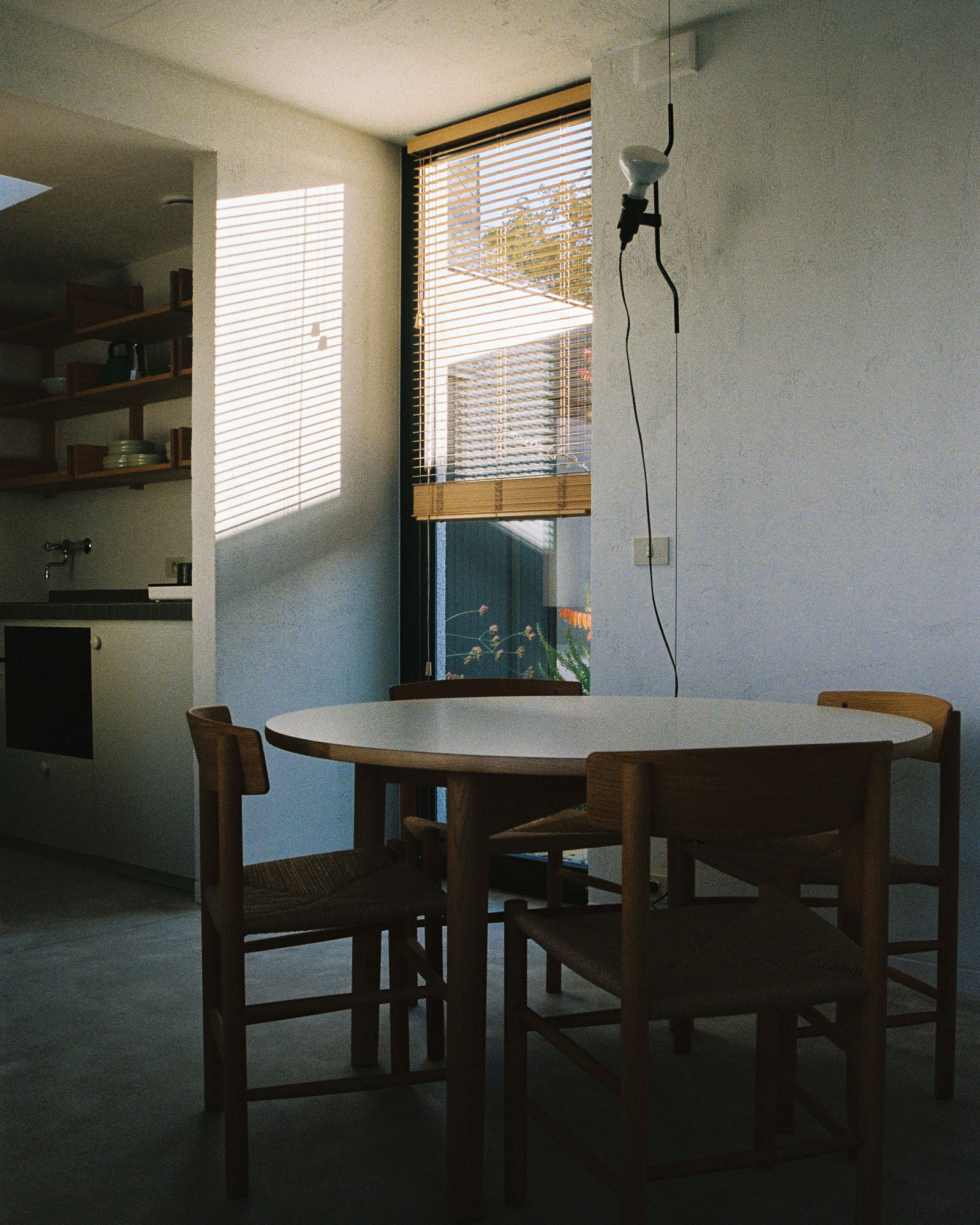 bautier-apartments_apartment_Bruxelles-belgium_cote-rue-interior-table-detail.jpg